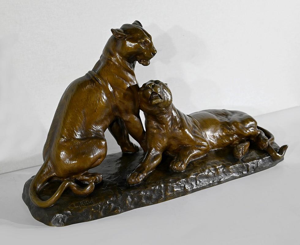 Große Bronzeskulptur mit brauner Patina und goldenen Reflexen, signiert auf dem Sockel: L. Riché.
Der bekannte Tierbildhauer Louis Riché (1877-1949) prägte seine Zeit durch die Präzision seiner Arbeiten und seine Leidenschaft für Katzen. Dieser