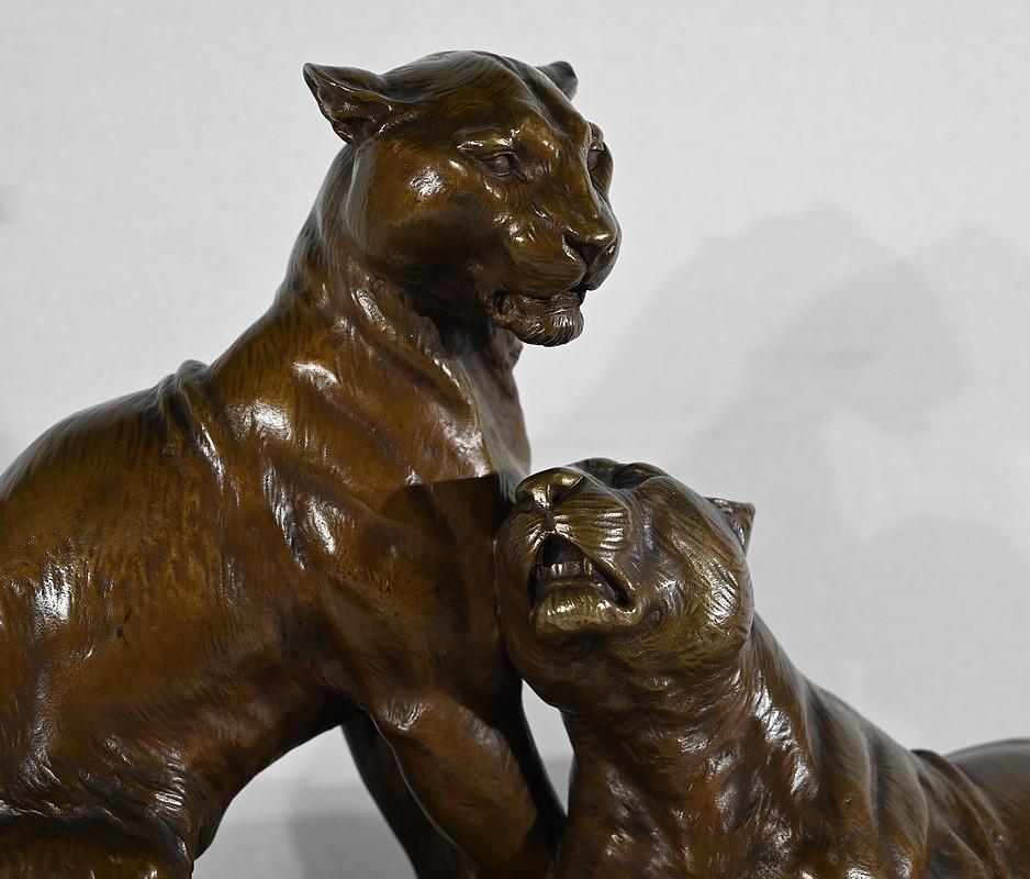 Bedeutendes Bronzeskulpturenpaar mit Löwinnen, von L. Riché - Anfang 20. (20. Jahrhundert) im Angebot