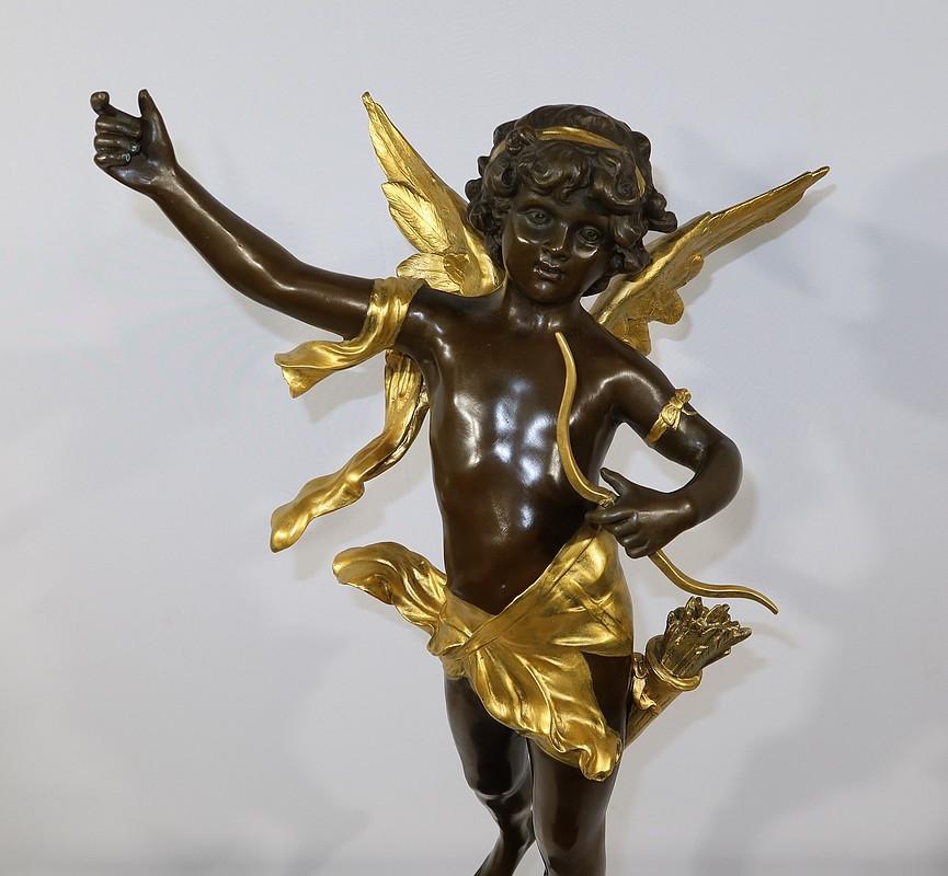Bella e grande scultura in bronzo con patina marrone e oro, firmata Charles B., con base in marmo nero sabbiato e raffigurante Cupido con le ali spiegate.
Dio dell'amore nella mitologia romana, Cupido è raffigurato come un bambino dal viso giovanile