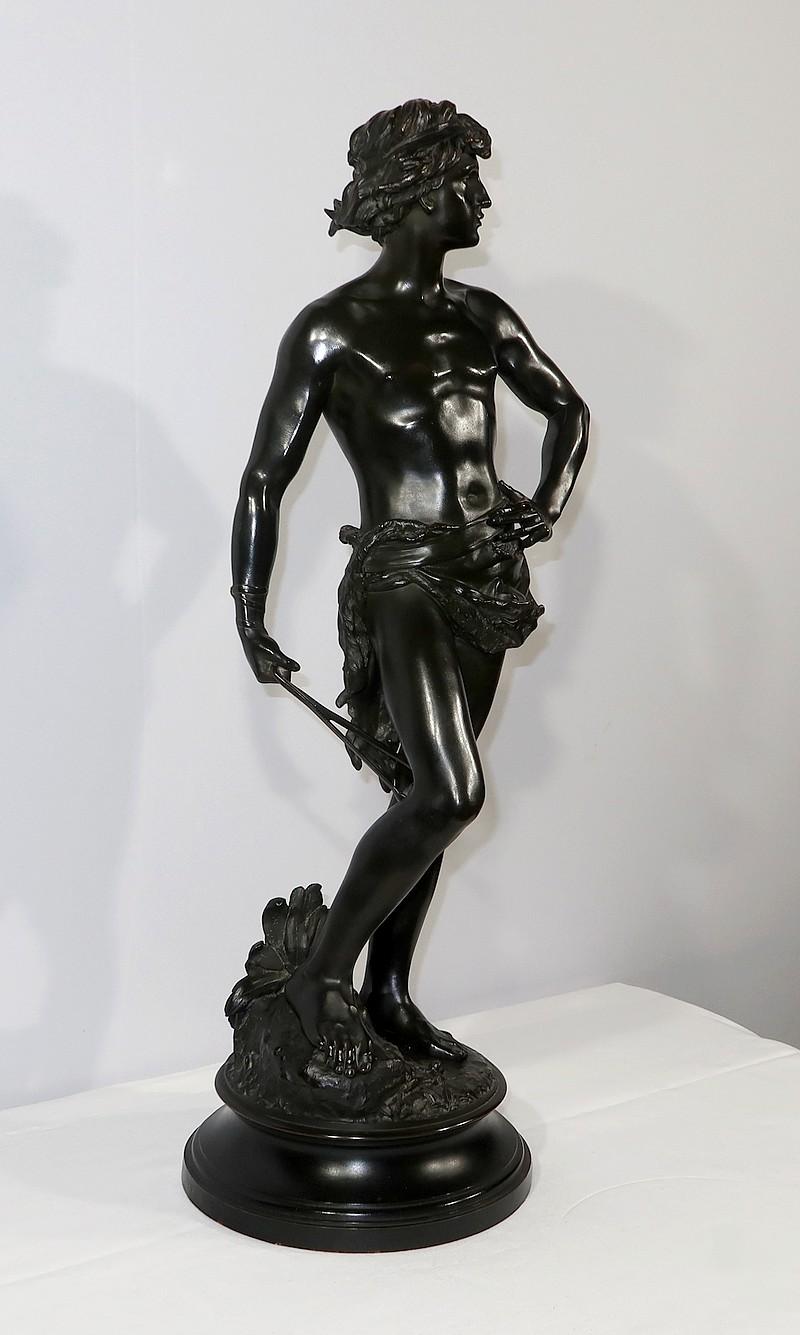 Magnifica fusione in bronzo con patina nera e verde, firmata Adrien Etienne Gaudez (1845-1902), rinomato scultore francese, medaglia d'oro all'Esposizione Universale di Parigi del 1889.
Quest'opera alta 67 cm è presentata su una grande base rotante.