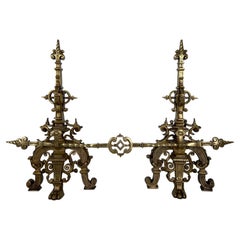 Importante ornamento per caminetto in bronzo composto da una coppia di androni e una barra di bronzo