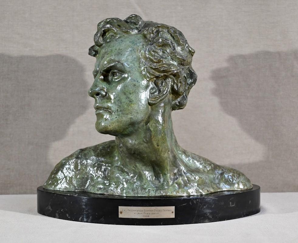 Un importante bronzo con patina verde, firmato Alexandre Ouline (1887-1965). Ouline è conosciuto come uno degli scultori rappresentativi del movimento Art Déco e ha lavorato in Francia tra il 1918 e il 1940.
Questo bronzo raffigura un busto di Jean