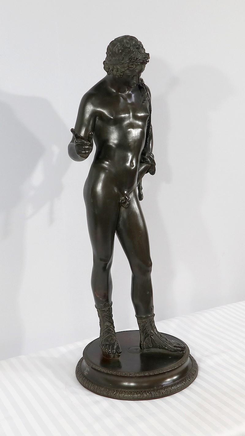 Grande scultura in bronzo patinato raffigurante un Narciso nudo di Michele Amodio, basata sull'antico originale scoperto nel 1862 a Pompei nella Casa di Narciso e attualmente conservato a Napoli.
Narciso era un cacciatore della mitologia greca che