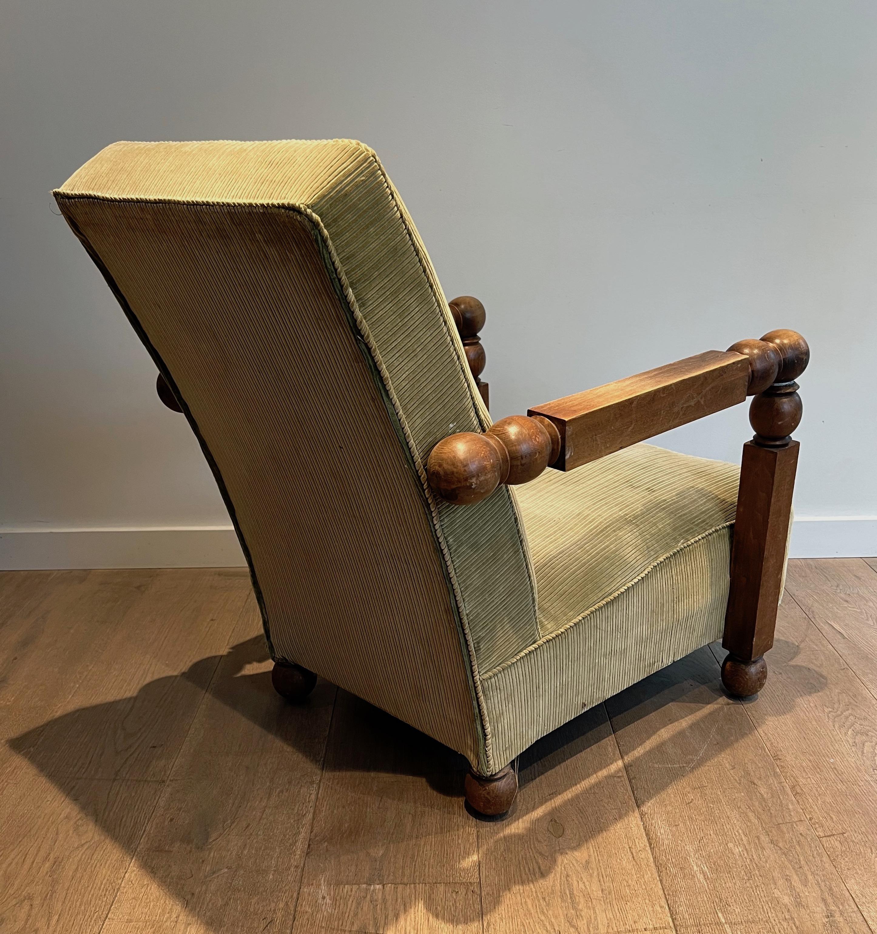 Ce grand fauteuil confortable est fait de bois et de velours (le velours est usé et doit être changé). Il s'agit d'une œuvre française. Circa 1950