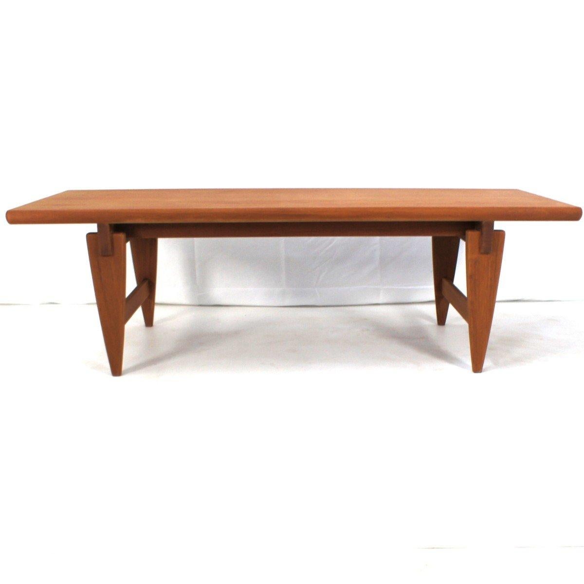 Important brutalist coffee table, Scandinavian, in teak, exotic wood sleepers. This exceptional table for its quality and dimensions will be perfect in vintage or contemporary furnishings or as a table for a flat screen.