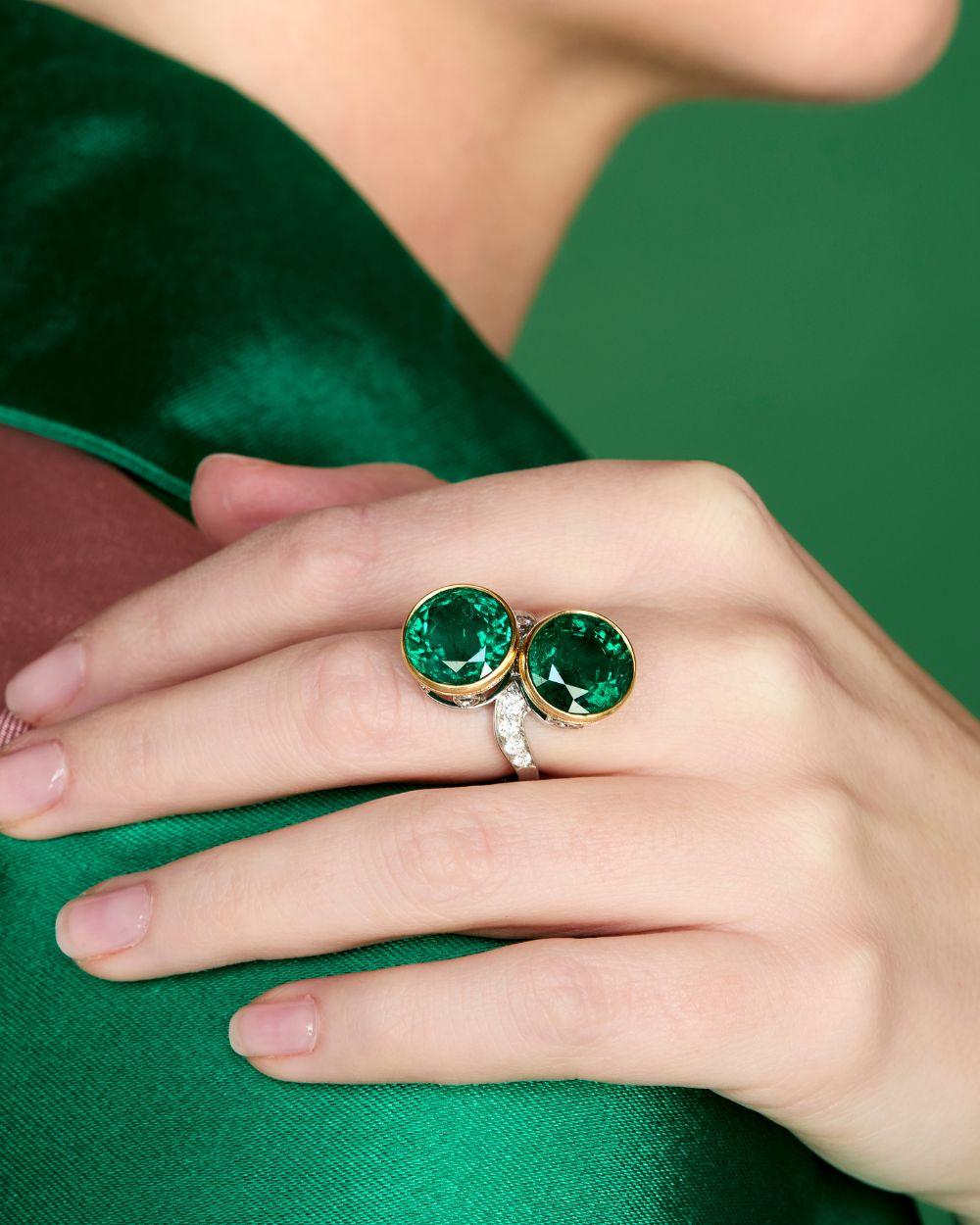 Retro Important Bulgari Emerald Toi et Moi Ring For Sale