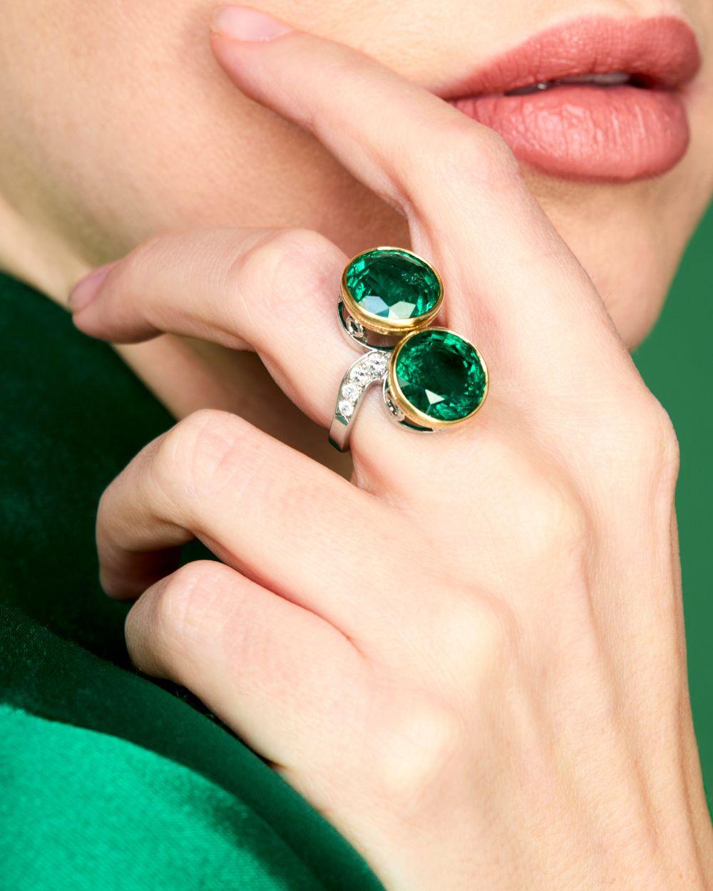 Round Cut Important Bulgari Emerald Toi et Moi Ring For Sale