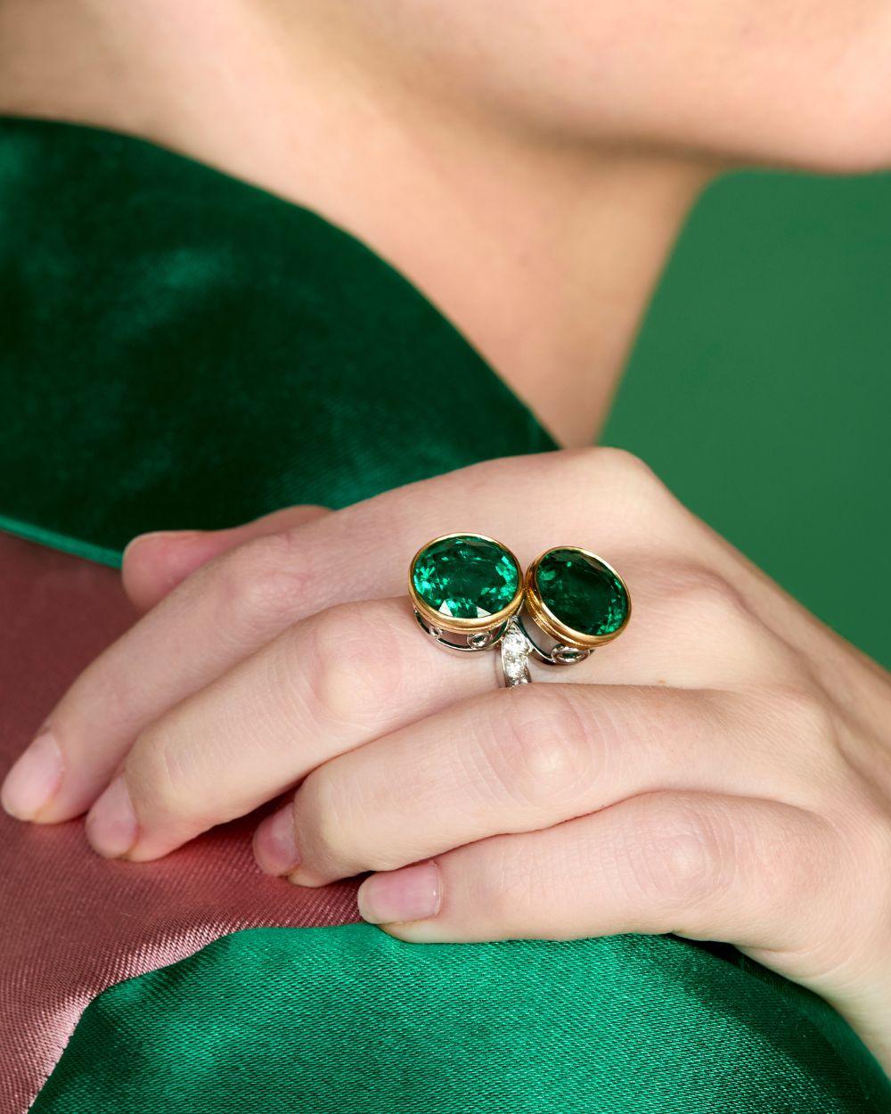Important Bulgari Emerald Toi et Moi Ring In Excellent Condition For Sale In Weston, MA