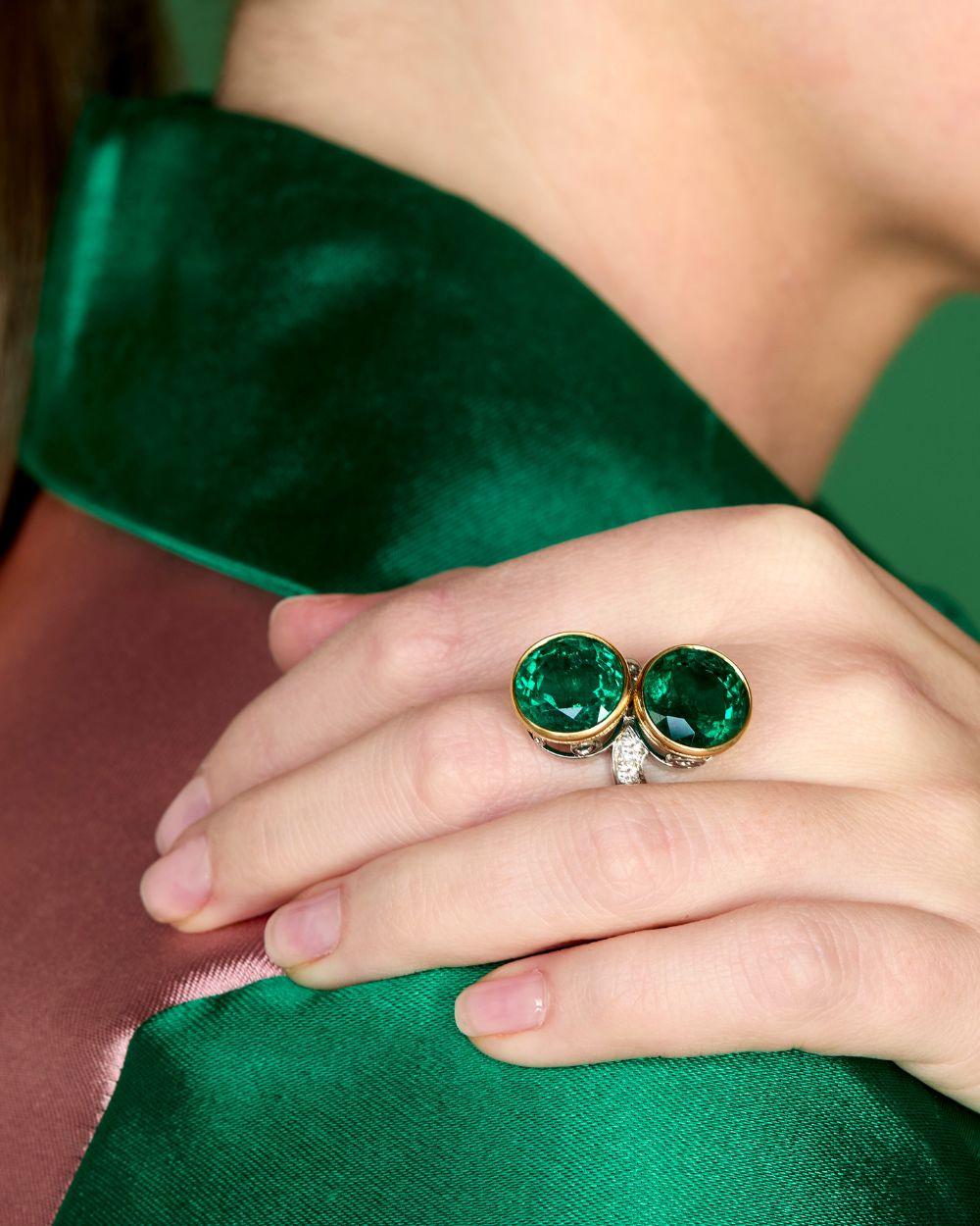Women's Important Bulgari Emerald Toi et Moi Ring For Sale