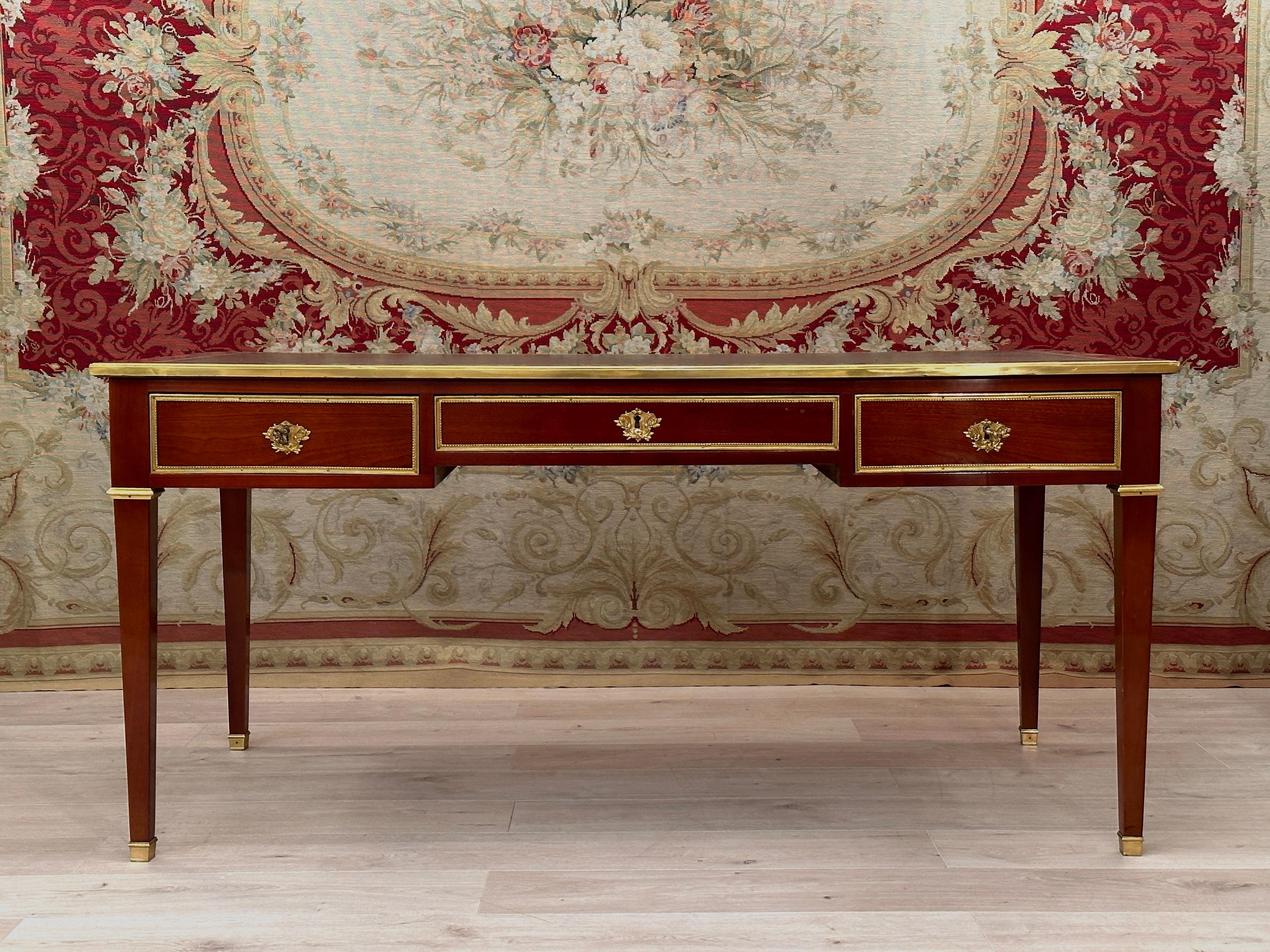 Important Bureau Plat En Acajou De Style Louis XVI Mailfert  In Good Condition For Sale In ACHICOURT, FR