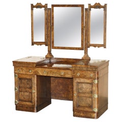 Importante tavolino da toilette gotico antico in radica e radica con accessori in ottone lucido