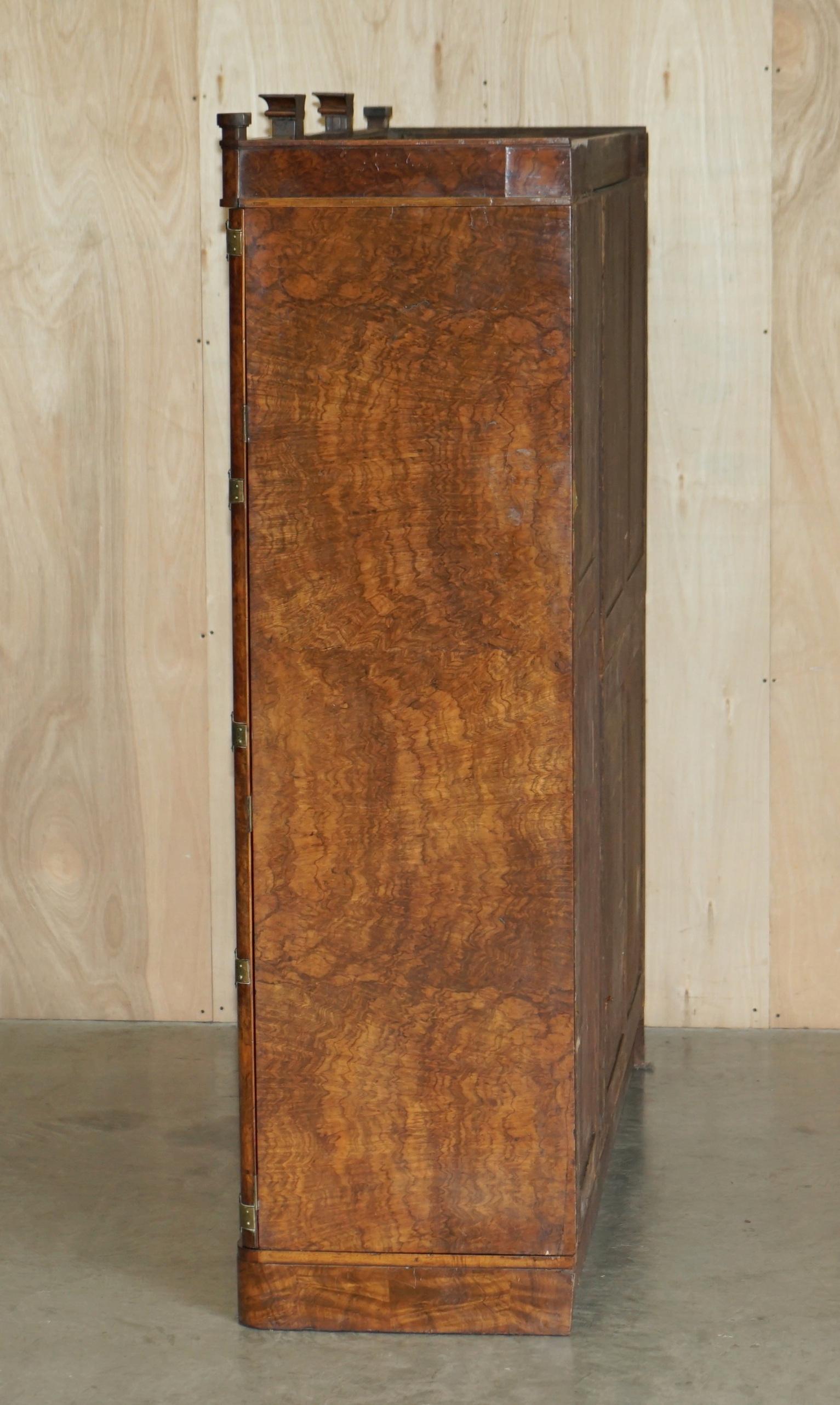 Importante armoire gothique ancienne Burr & Burl surdimensionnée en laiton poli en vente 3