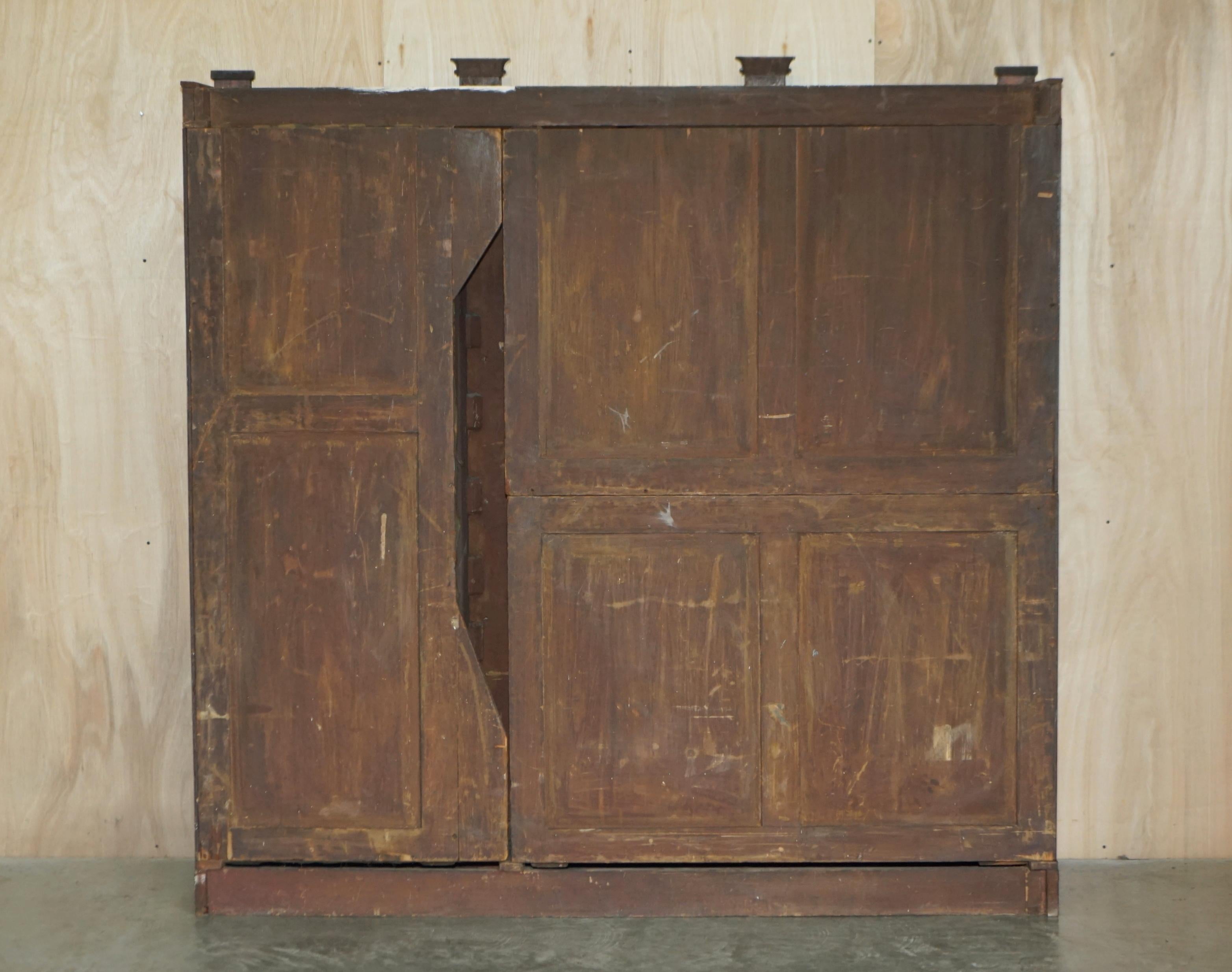 Importante armoire gothique ancienne Burr & Burl surdimensionnée en laiton poli en vente 4