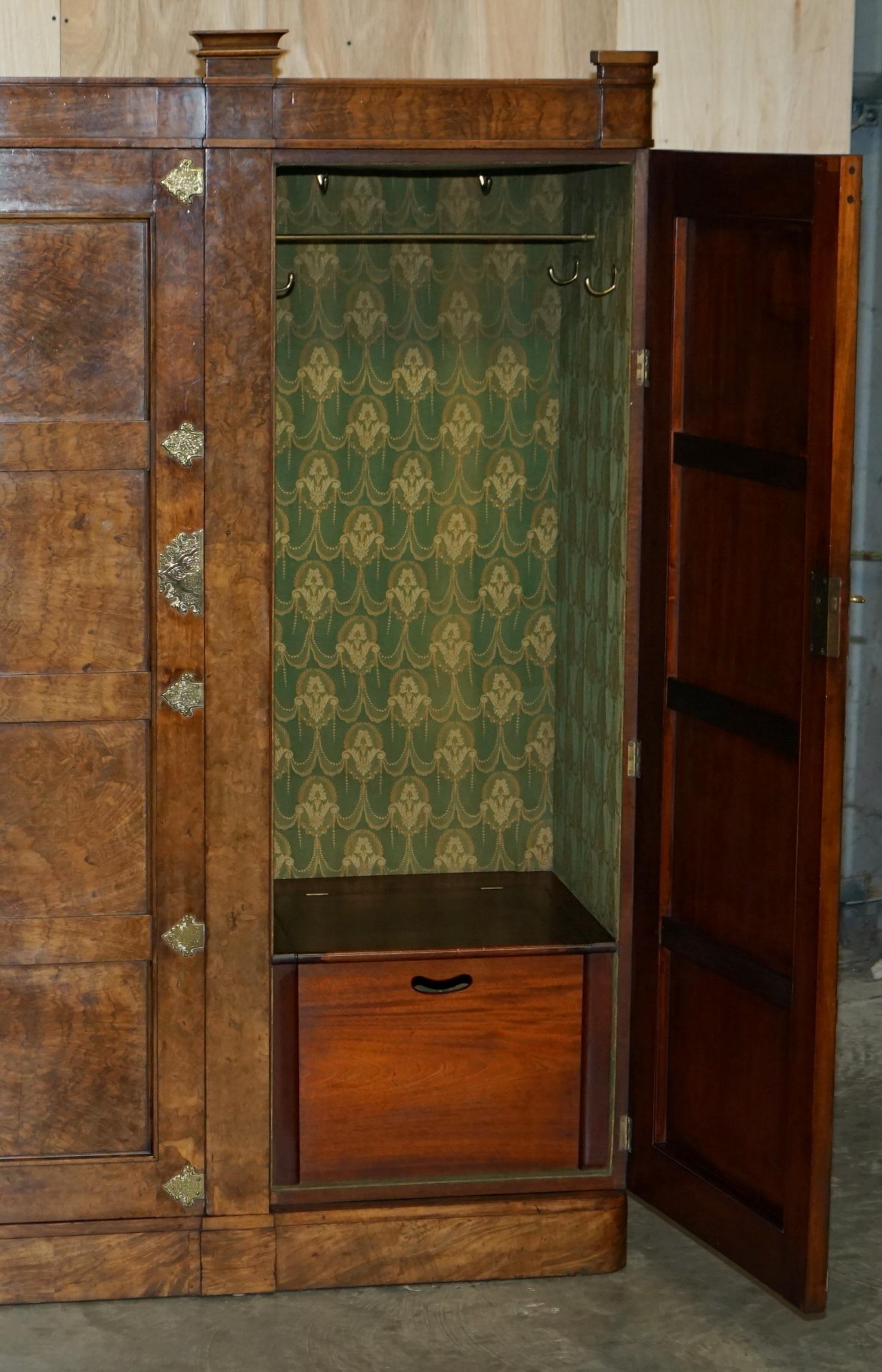 Importante armoire gothique ancienne Burr & Burl surdimensionnée en laiton poli en vente 10