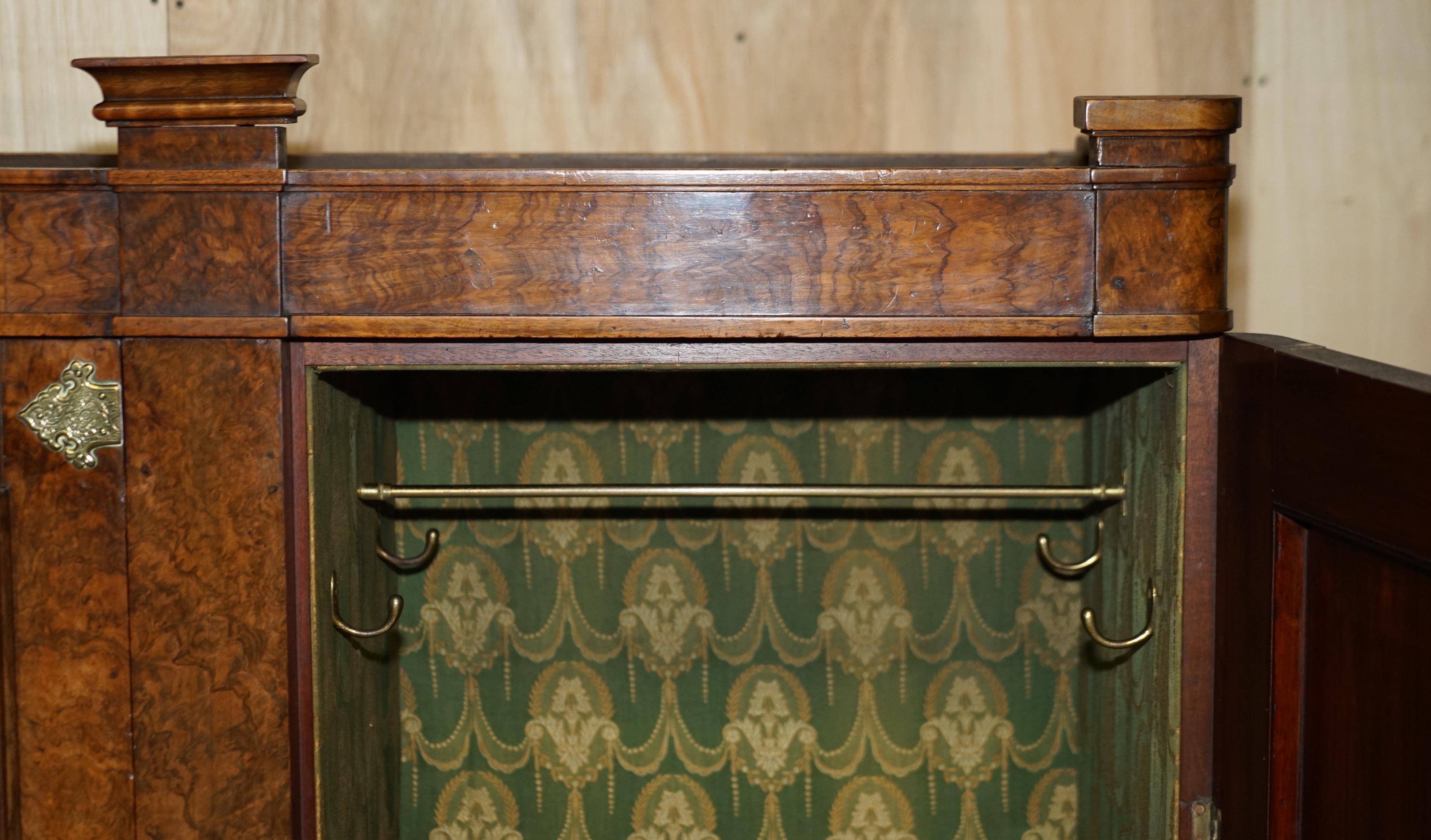 Importante armoire gothique ancienne Burr & Burl surdimensionnée en laiton poli en vente 11