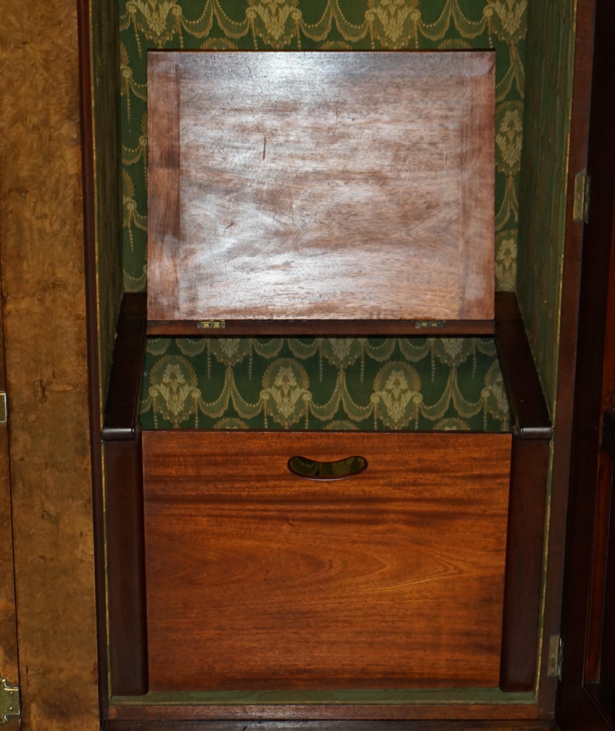 Importante armoire gothique ancienne Burr & Burl surdimensionnée en laiton poli en vente 13