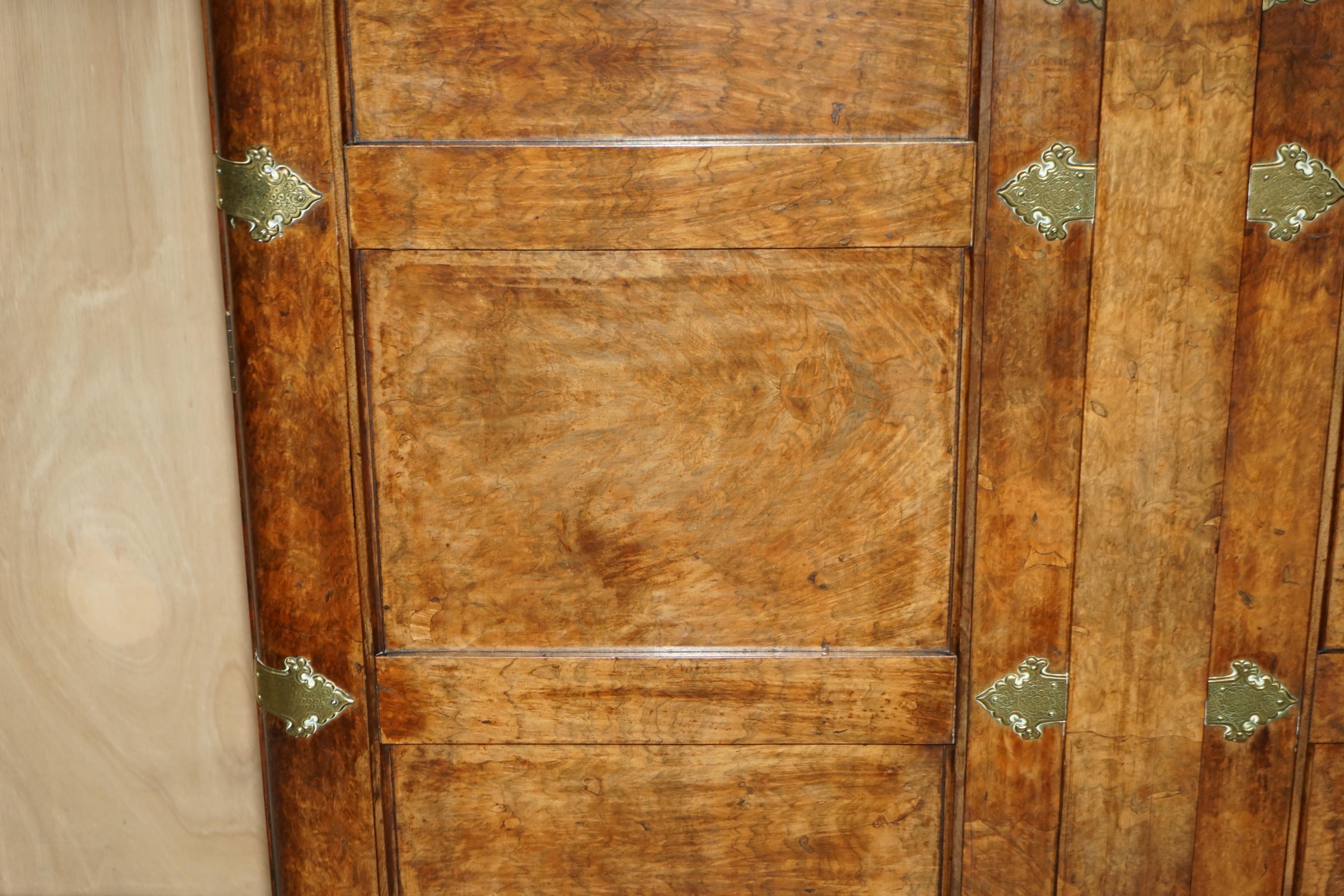XIXe siècle Importante armoire gothique ancienne Burr & Burl surdimensionnée en laiton poli en vente