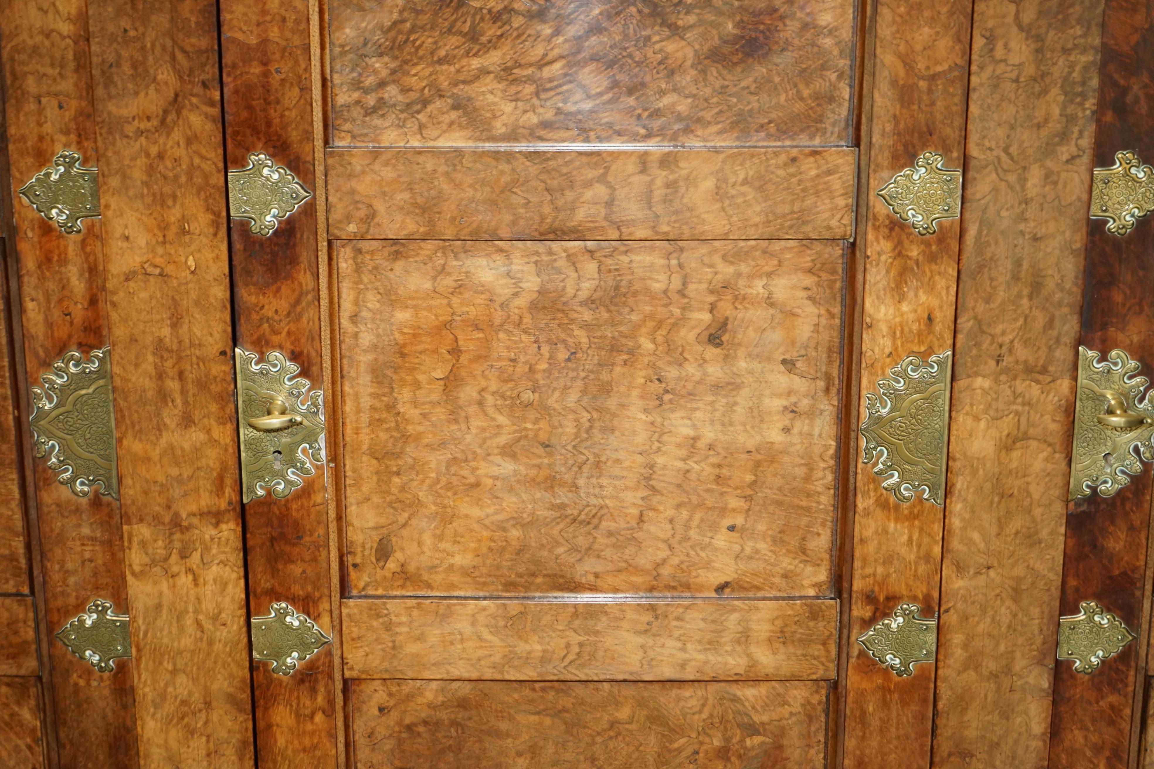 Laiton Importante armoire gothique ancienne Burr & Burl surdimensionnée en laiton poli en vente