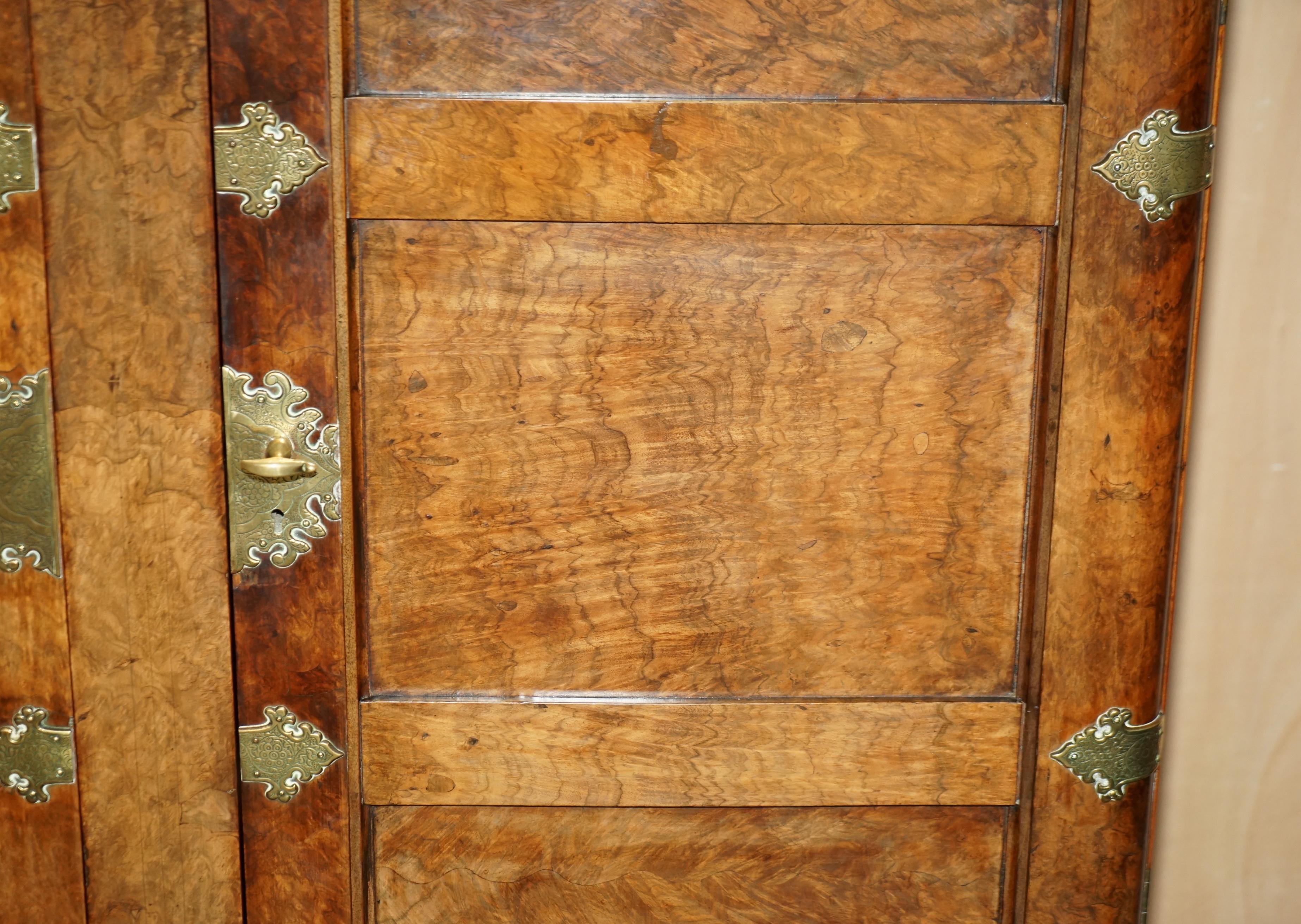 Importante armoire gothique ancienne Burr & Burl surdimensionnée en laiton poli en vente 1