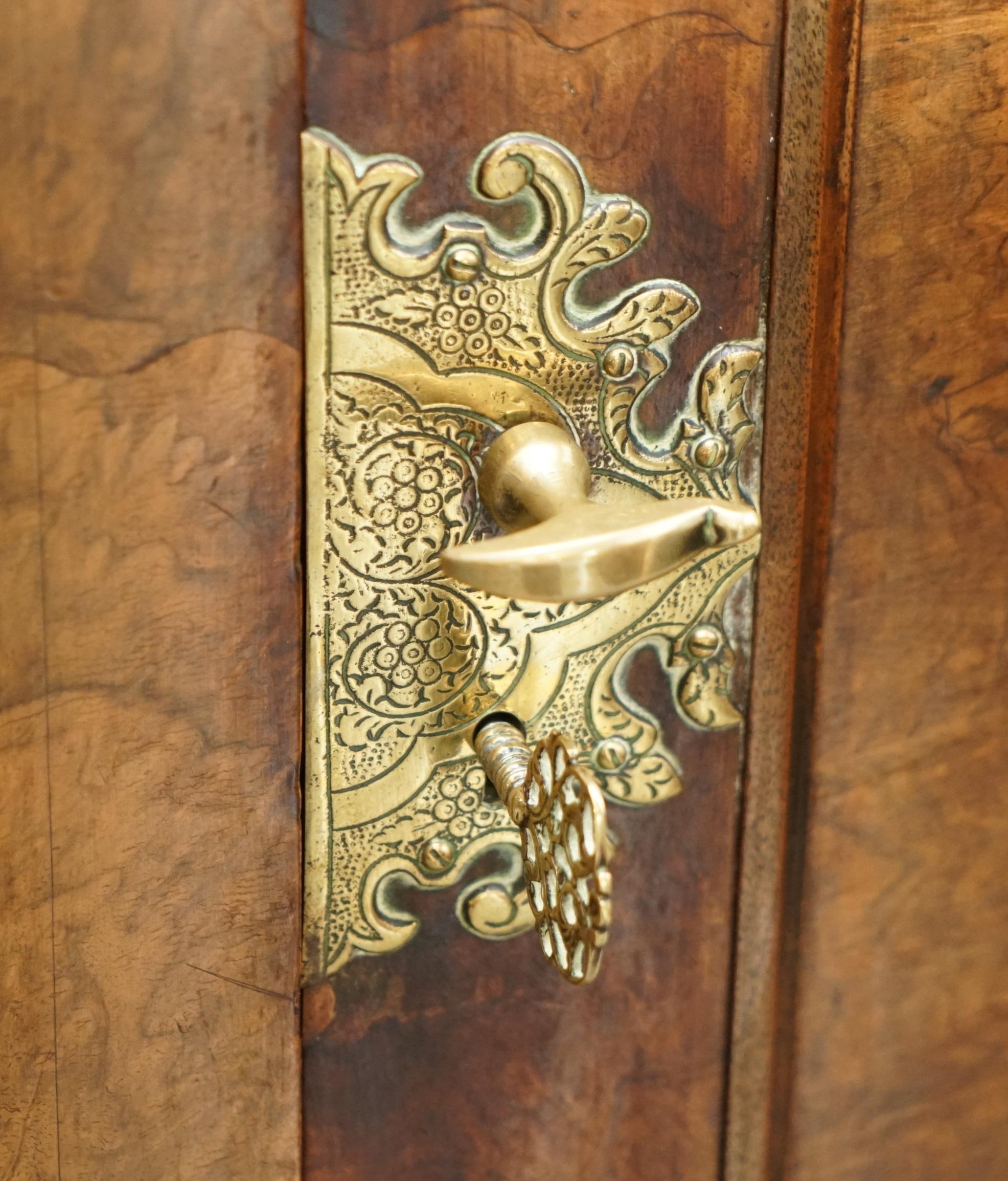 Importante armoire gothique ancienne Burr & Burl surdimensionnée en laiton poli en vente 2