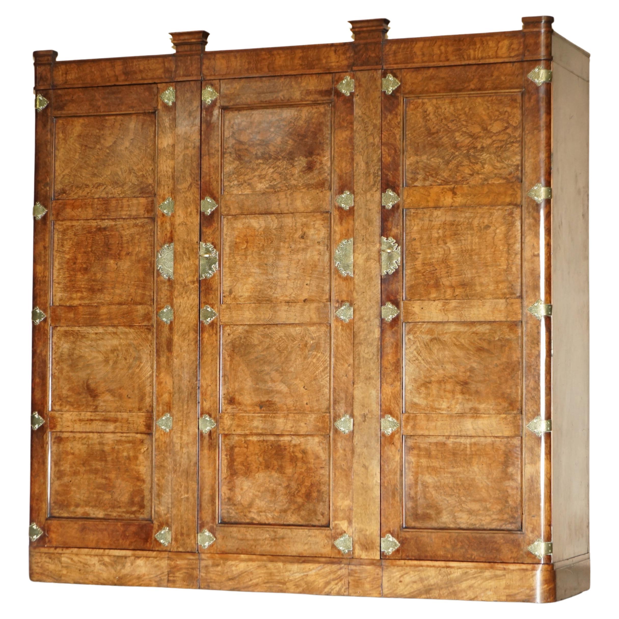 Importante armoire gothique ancienne Burr & Burl surdimensionnée en laiton poli en vente