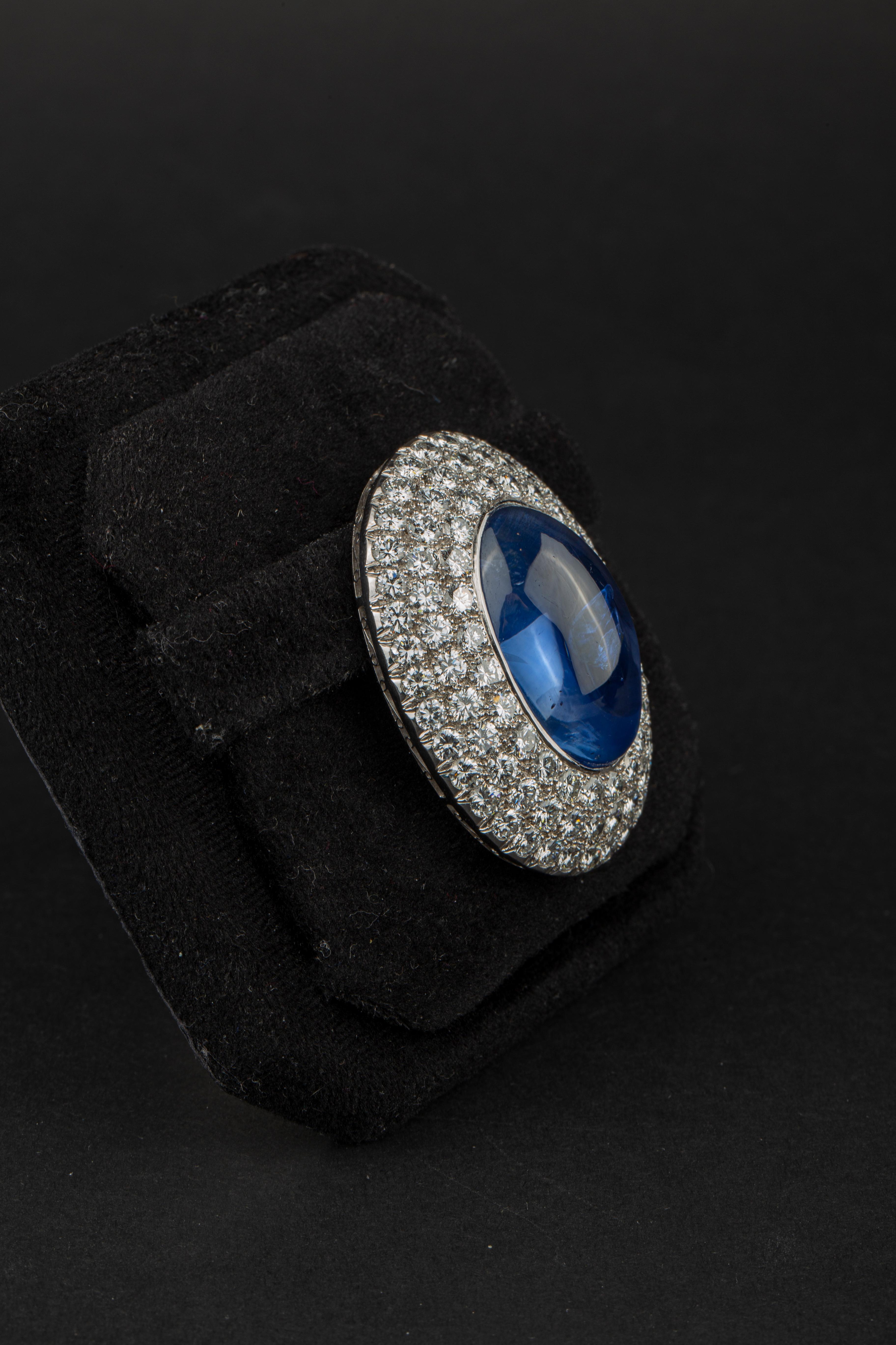 Important Cabochon Sapphire and Diamond Brooch In Excellent Condition For Sale In New York, NY