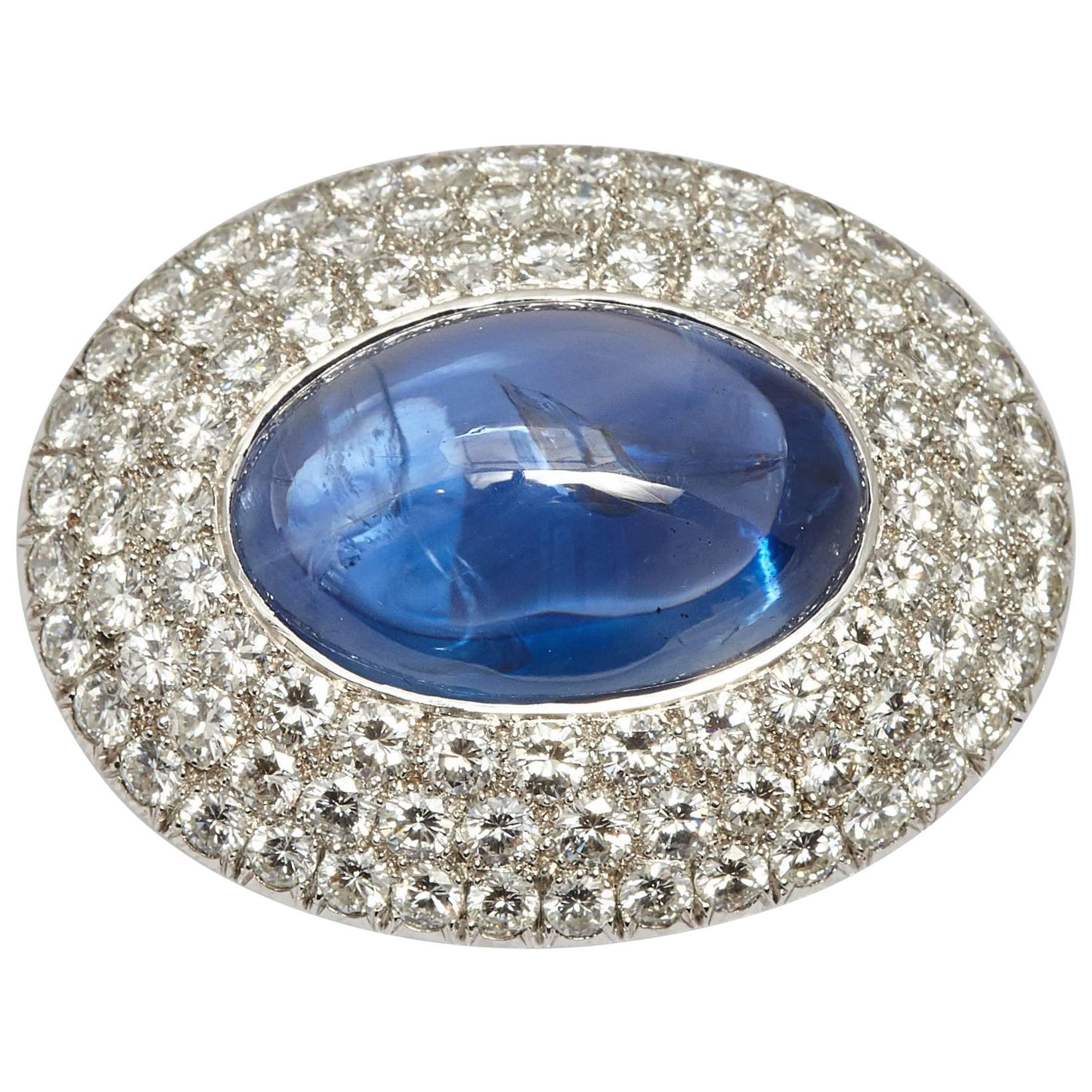 Importante broche cabujón de zafiro y diamantes