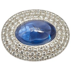 Importante spilla con zaffiro e diamante a cabochon