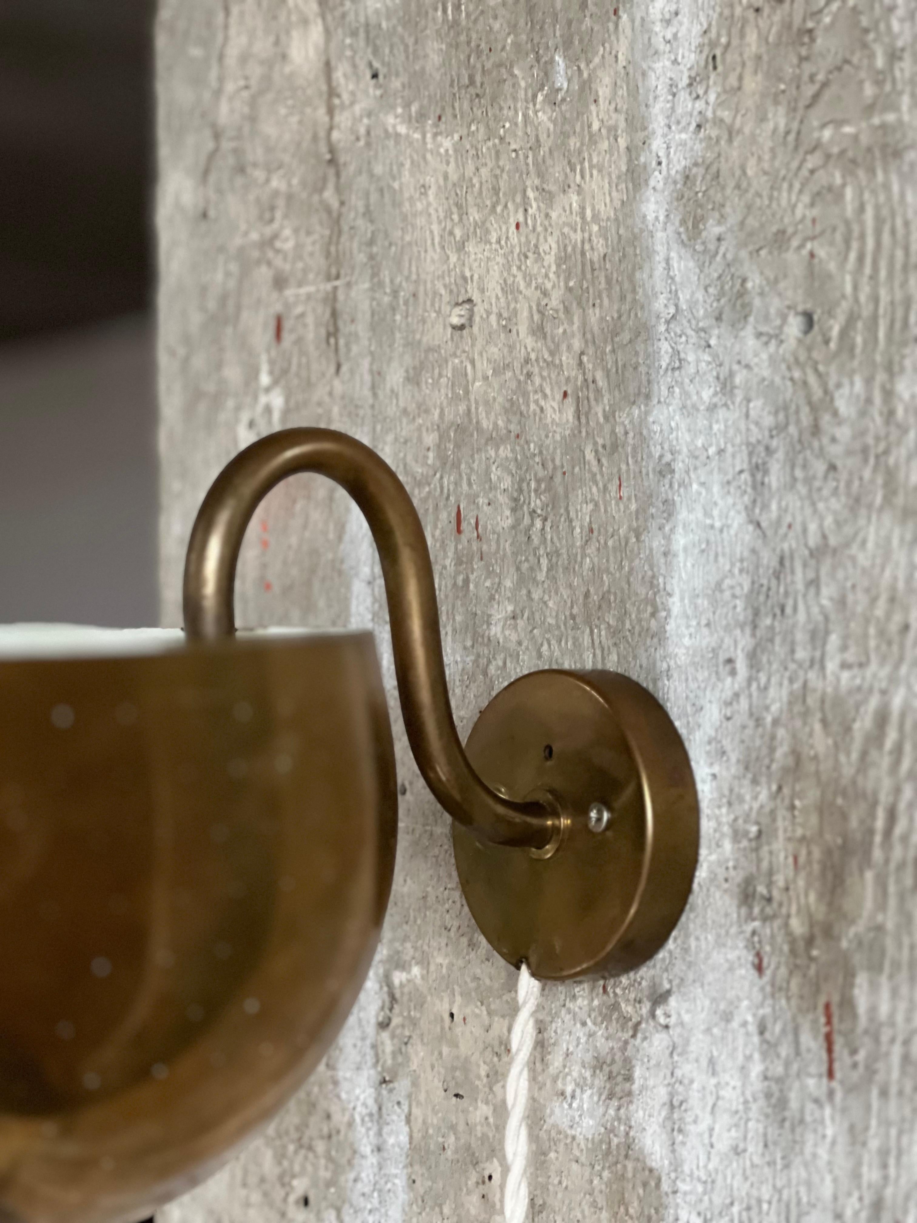 Important Carl Axel Asking brass wall lamp Sweden 1940's, Paavo tynell vibe In Good Condition For Sale In Forest, BE