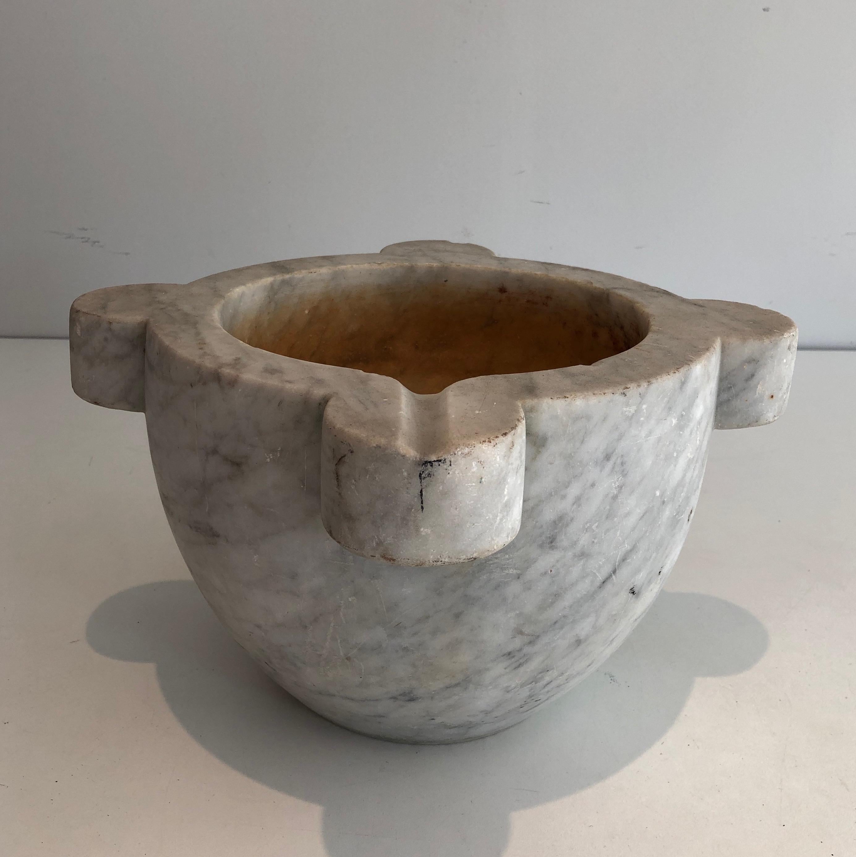 Este importante mortero está hecho de mármol de Carrara. Se trata de un modelo grande. Se trata de una obra francesa, del siglo XVIII.