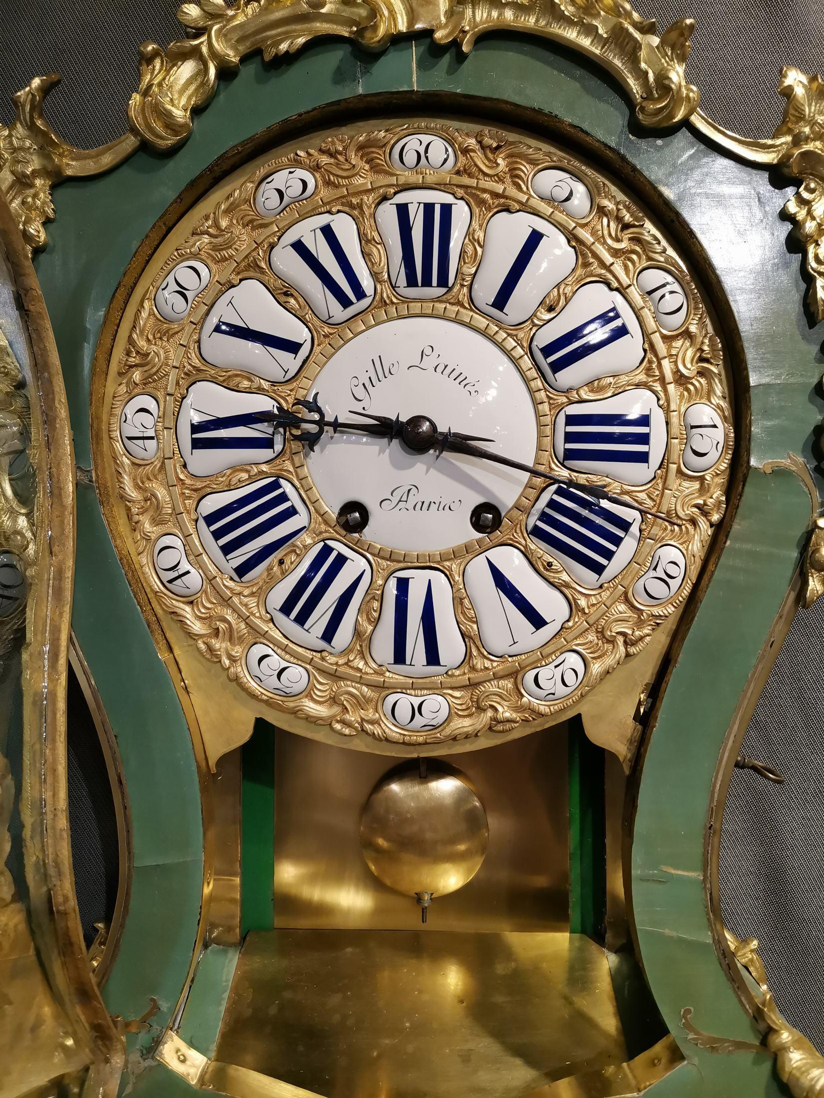 Important Cartel in green horn Veneer Gille L Aine 18th, gilded bronzes and brass inlays chiseled with foliage of flowers and natural patterns. 
The dial is enamelled cartridge, work of Gille L'aine / A Paris (received master in Paris in