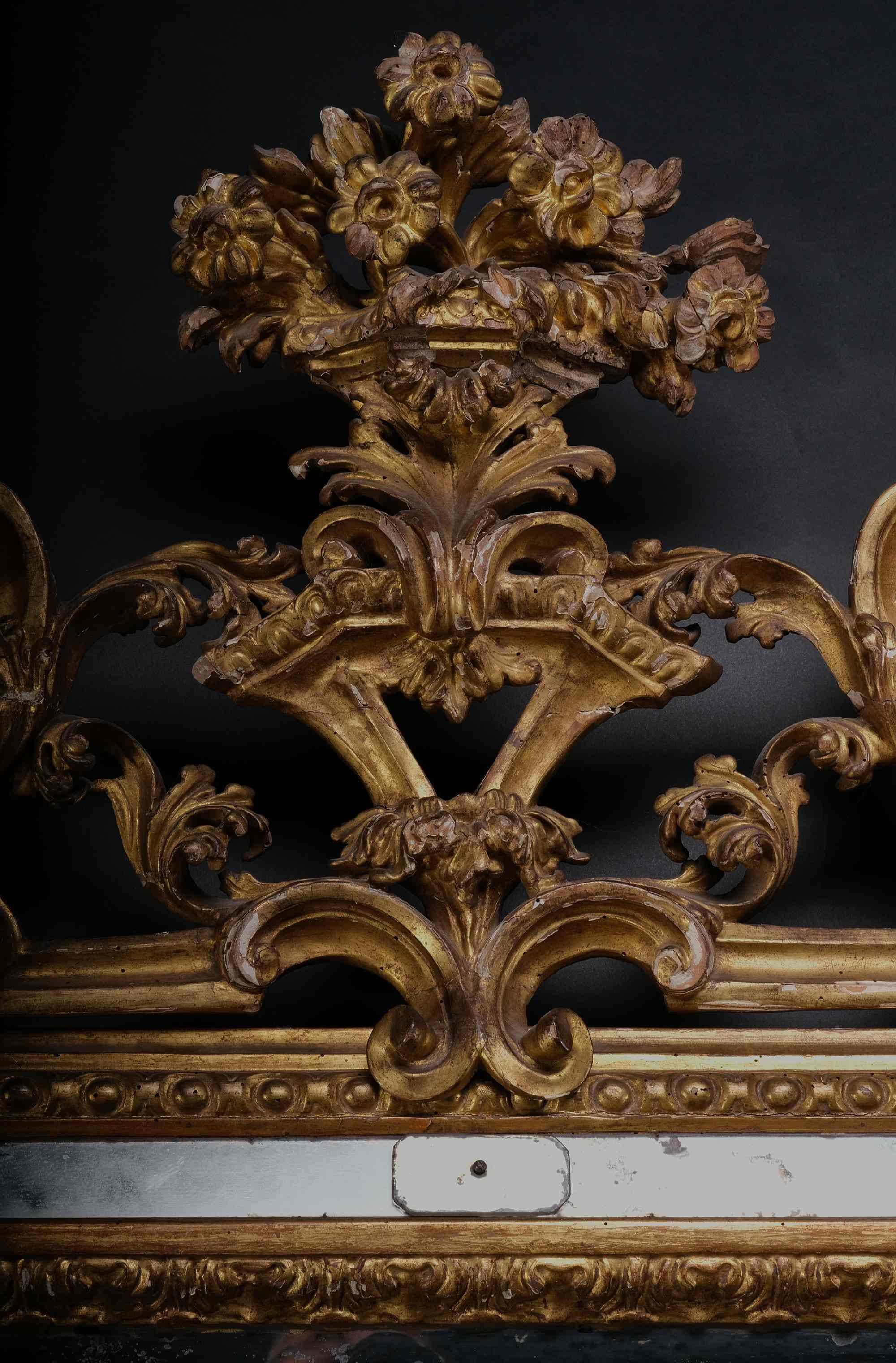 Carved Important carved and gilded mirror, Lombardy, Italy, 1780 For Sale