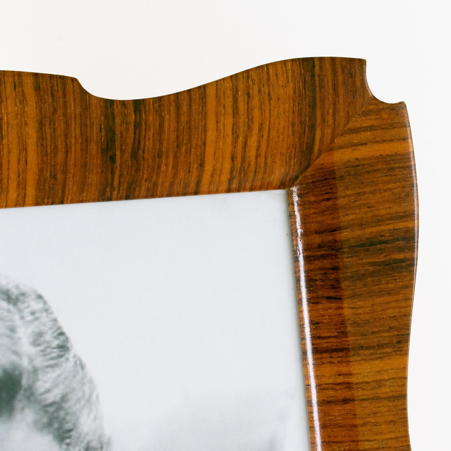 Importante Marco de Fotos de Madera de Macassar Tallada mediados del siglo XX en venta