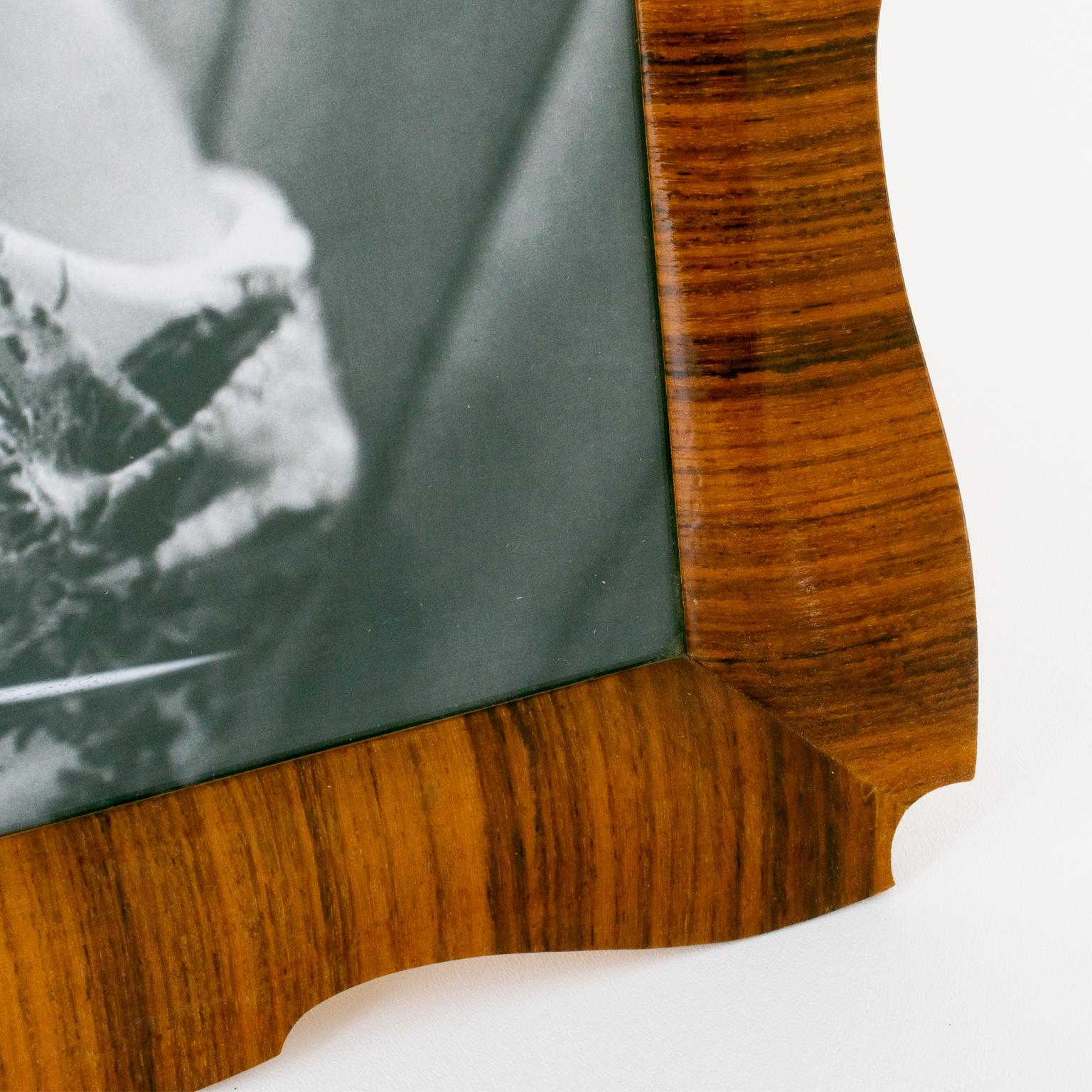 Importante Marco de Fotos de Madera de Macassar Tallada Vidrio en venta