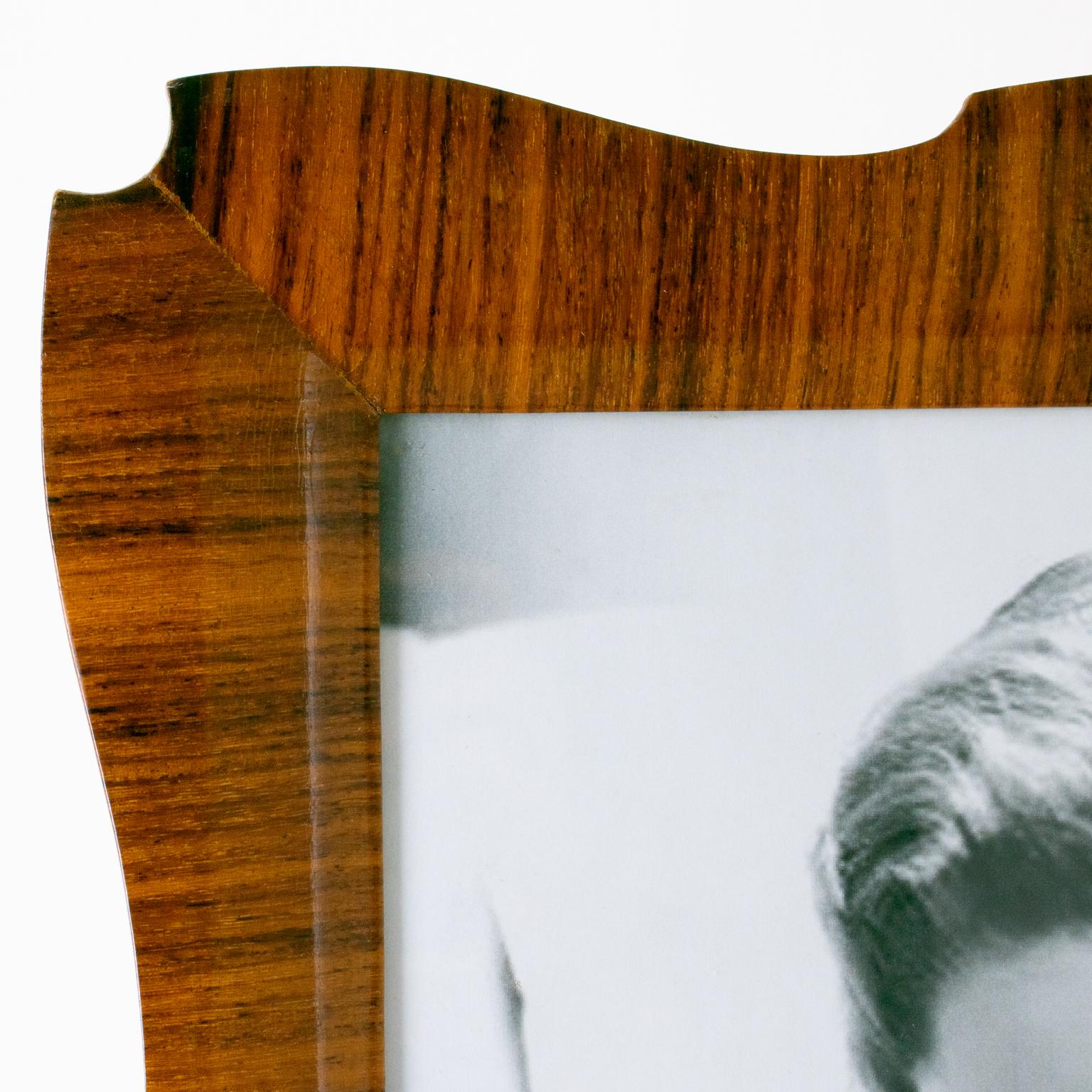 Importante Marco de Fotos de Madera de Macassar Tallada en venta 1