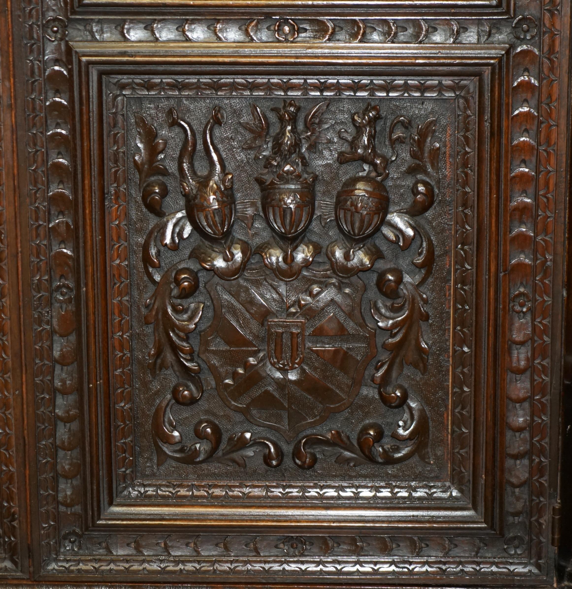IMPORTANTE ARMARIO ARMORIAL TALLADO NEO RENACIMIENTO ARMARIO ANTIGUO en venta 2