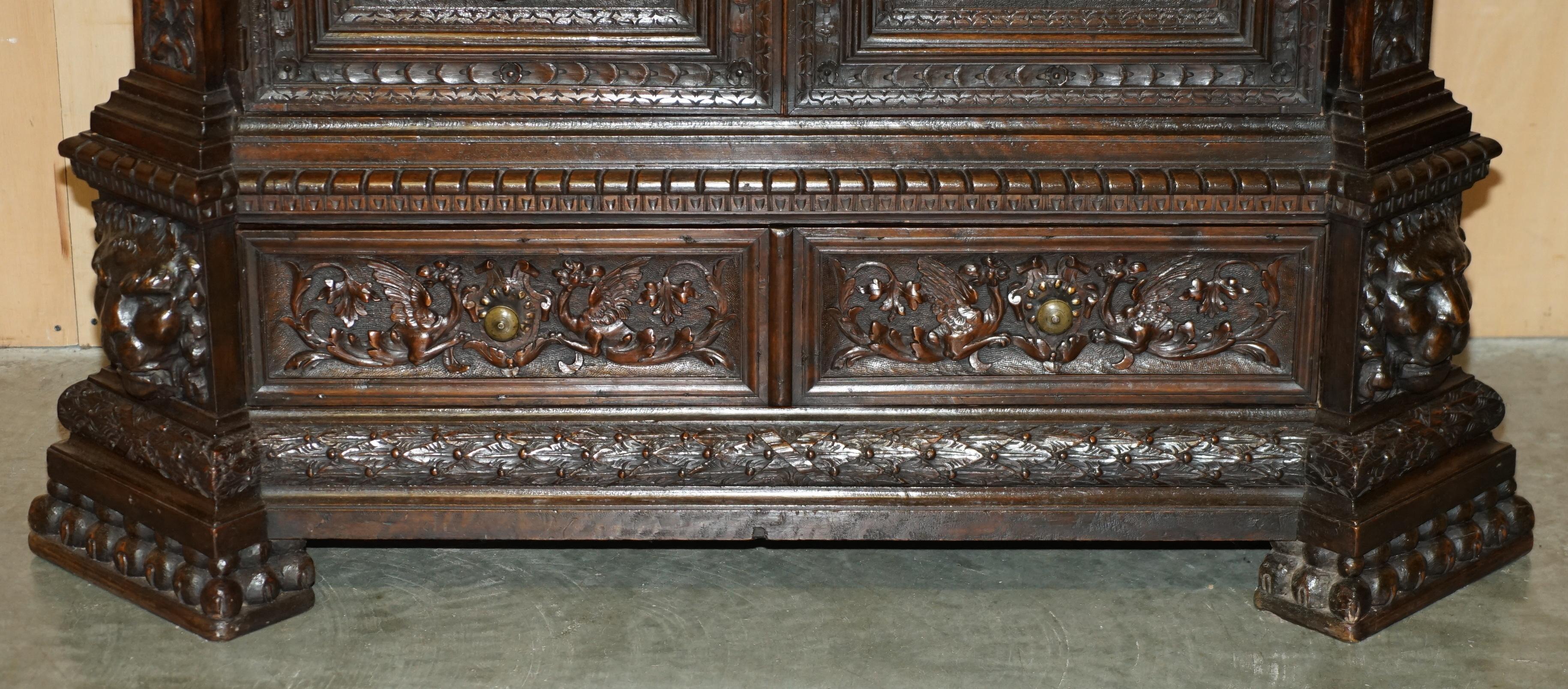 IMPORTANTE ARMARIO ARMORIAL TALLADO NEO RENACIMIENTO ARMARIO ANTIGUO en venta 3