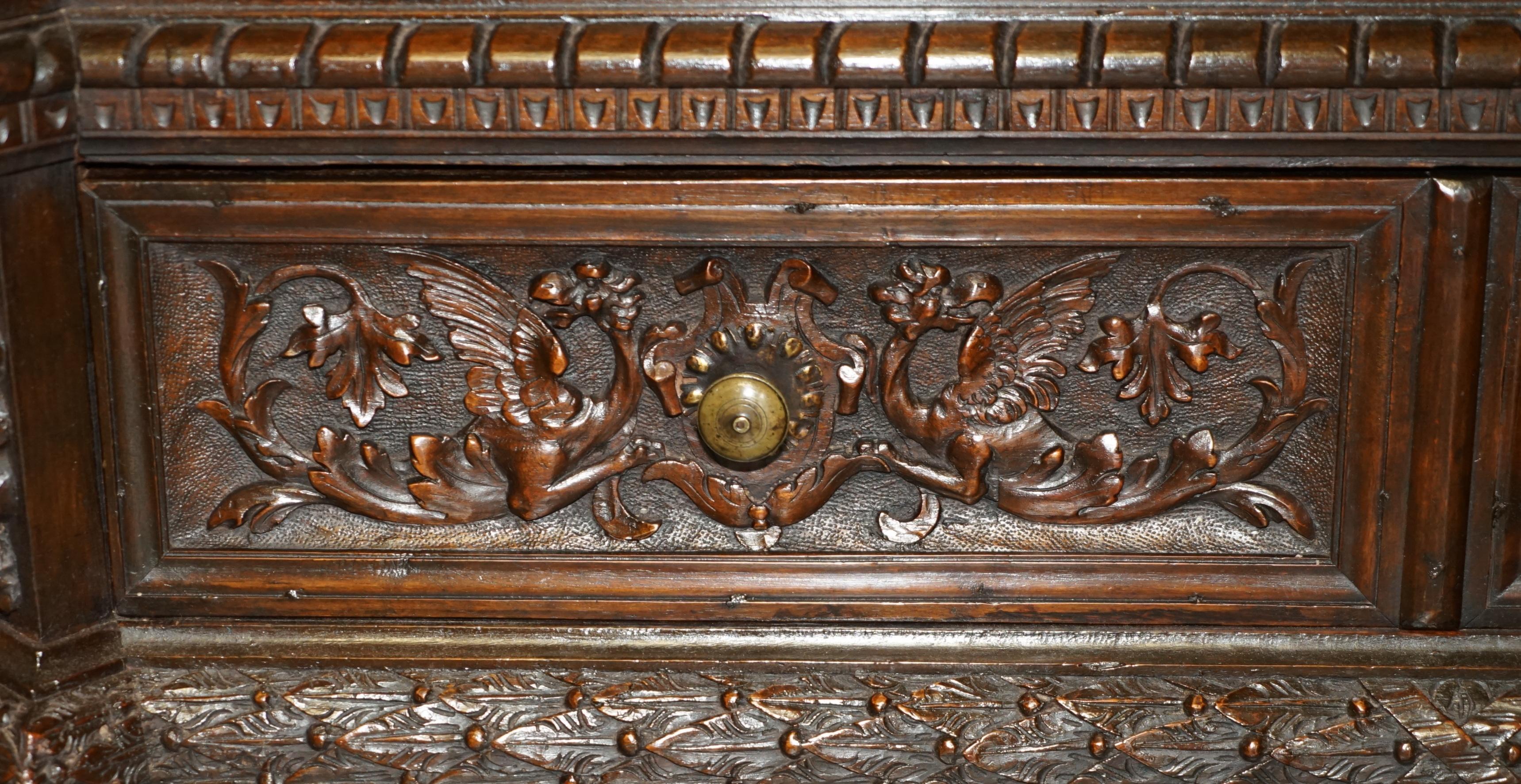 IMPORTANTE ARMARIO ARMORIAL TALLADO NEO RENACIMIENTO ARMARIO ANTIGUO en venta 4