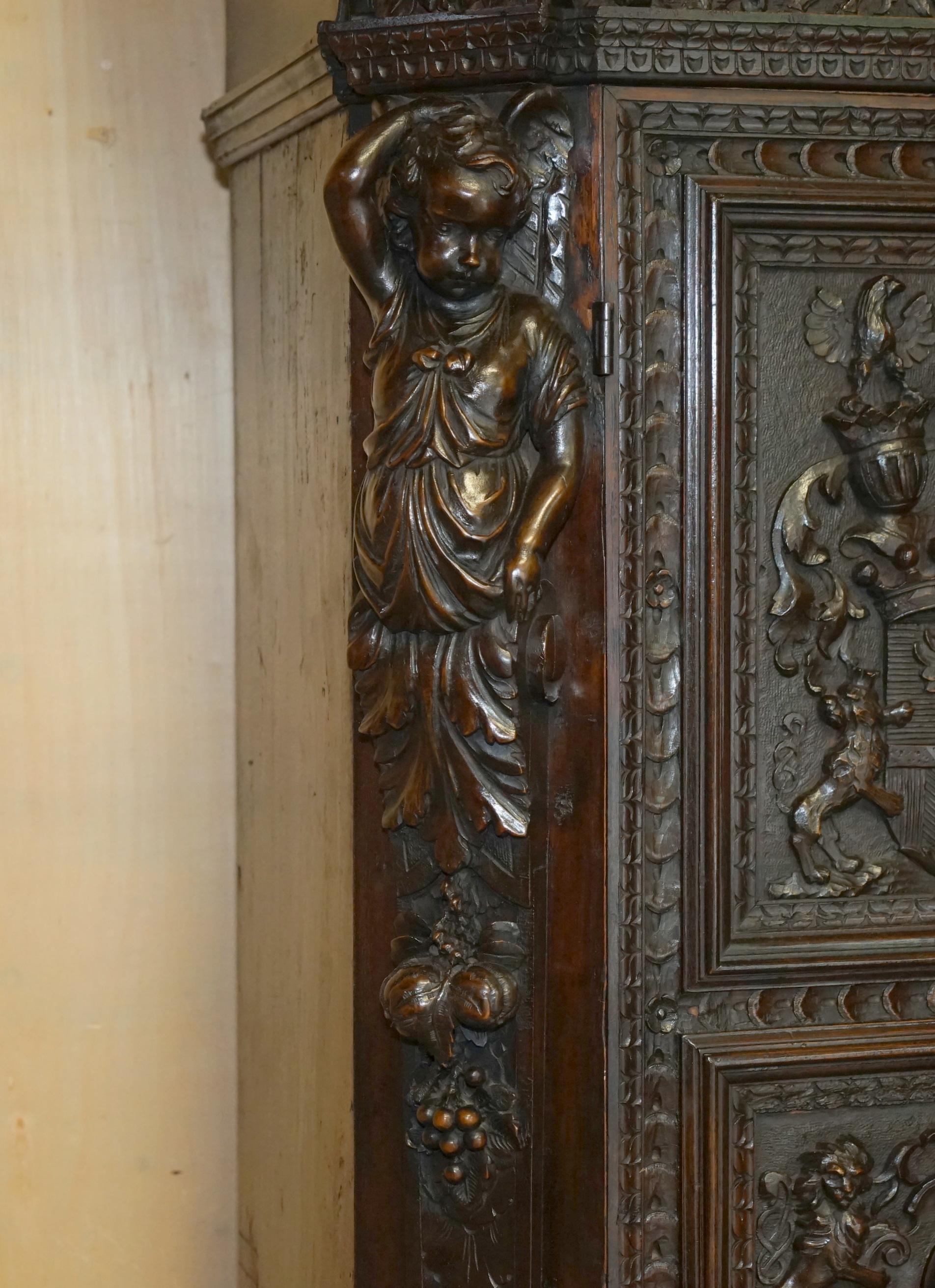 IMPORTANTE ARMARIO ARMORIAL TALLADO NEO RENACIMIENTO ARMARIO ANTIGUO en venta 6