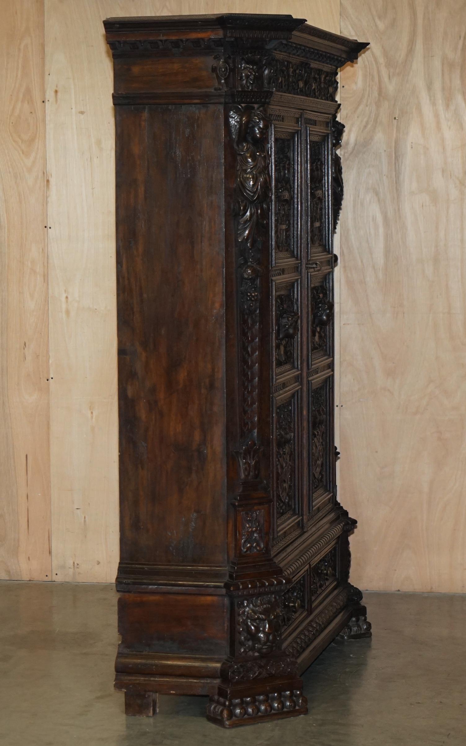 IMPORTANTE ARMARIO ARMORIAL TALLADO NEO RENACIMIENTO ARMARIO ANTIGUO en venta 8