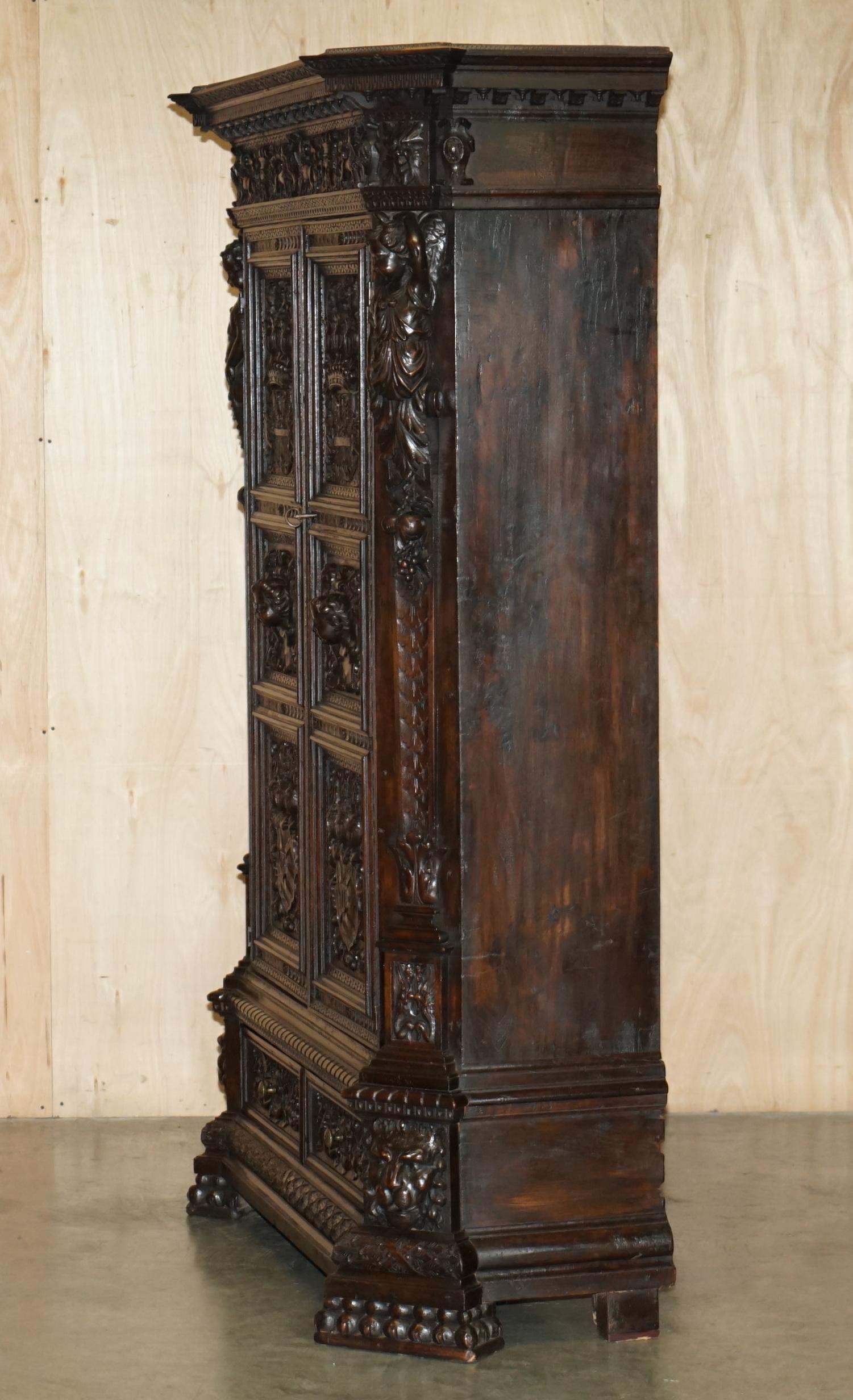 IMPORTANTE ARMARIO ARMORIAL TALLADO NEO RENACIMIENTO ARMARIO ANTIGUO en venta 10