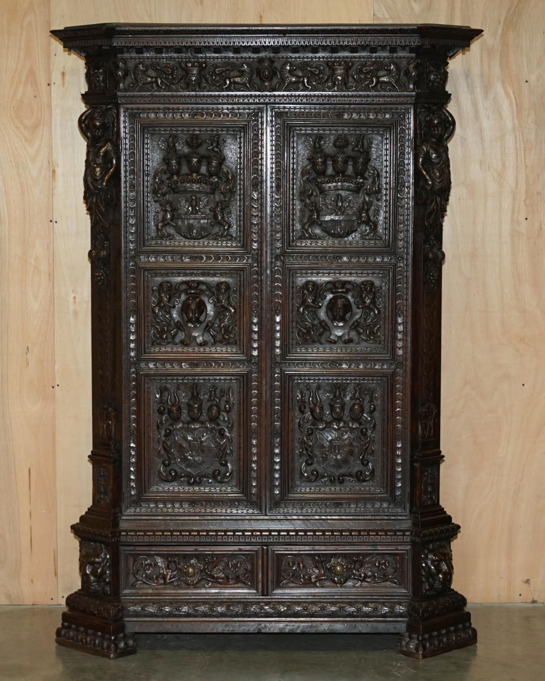 Antigüedades de la Casa Real

Royal House Antiques se complace en ofrecer a la venta este importante armario neorrenacentista, único en su género, totalmente restaurado, tallado a mano en Francia hacia 1840, con placas únicas en forma de escudo de