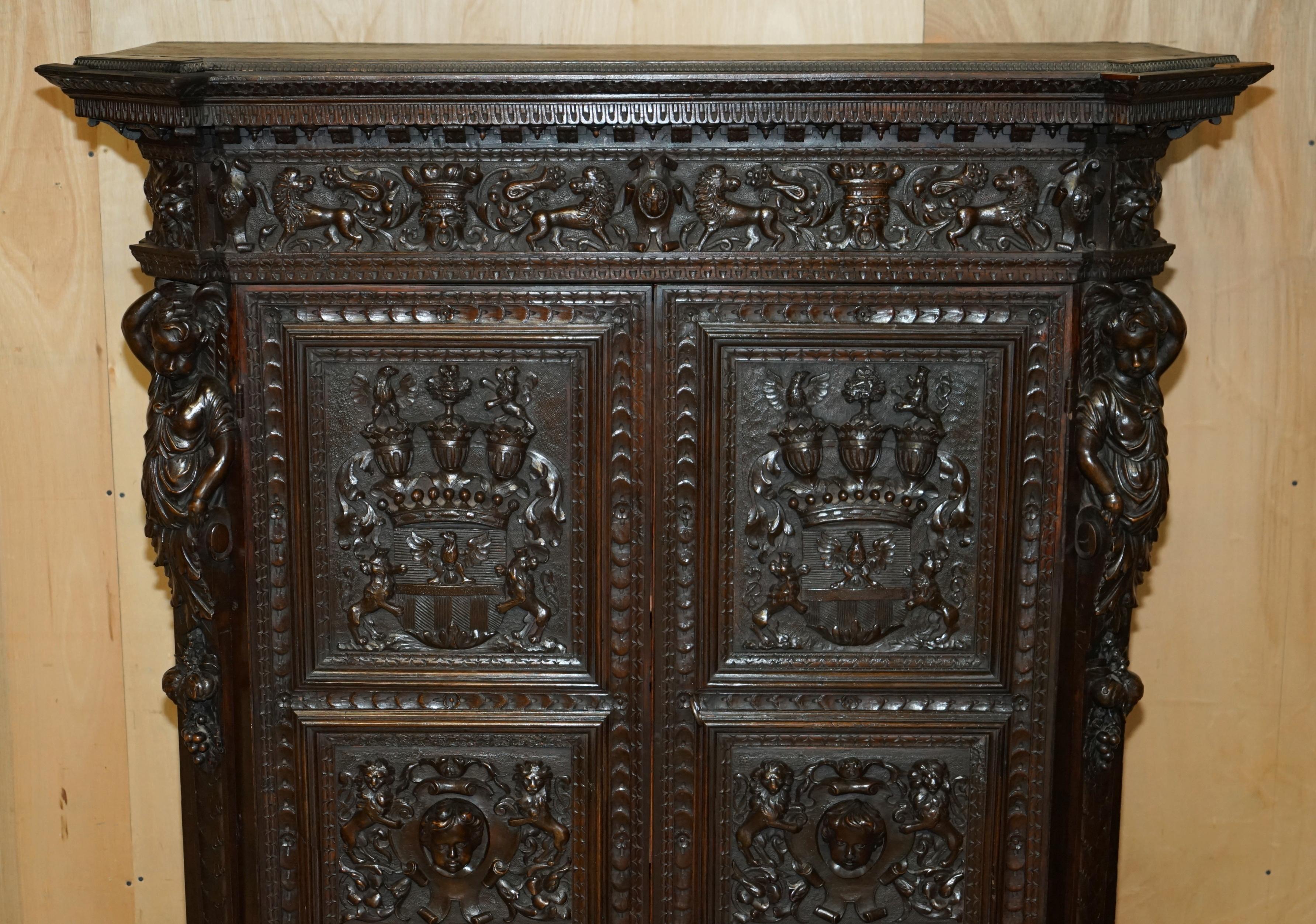 IMPORTANTE ARMARIO ARMORIAL TALLADO NEO RENACIMIENTO ARMARIO ANTIGUO Renacimiento en venta