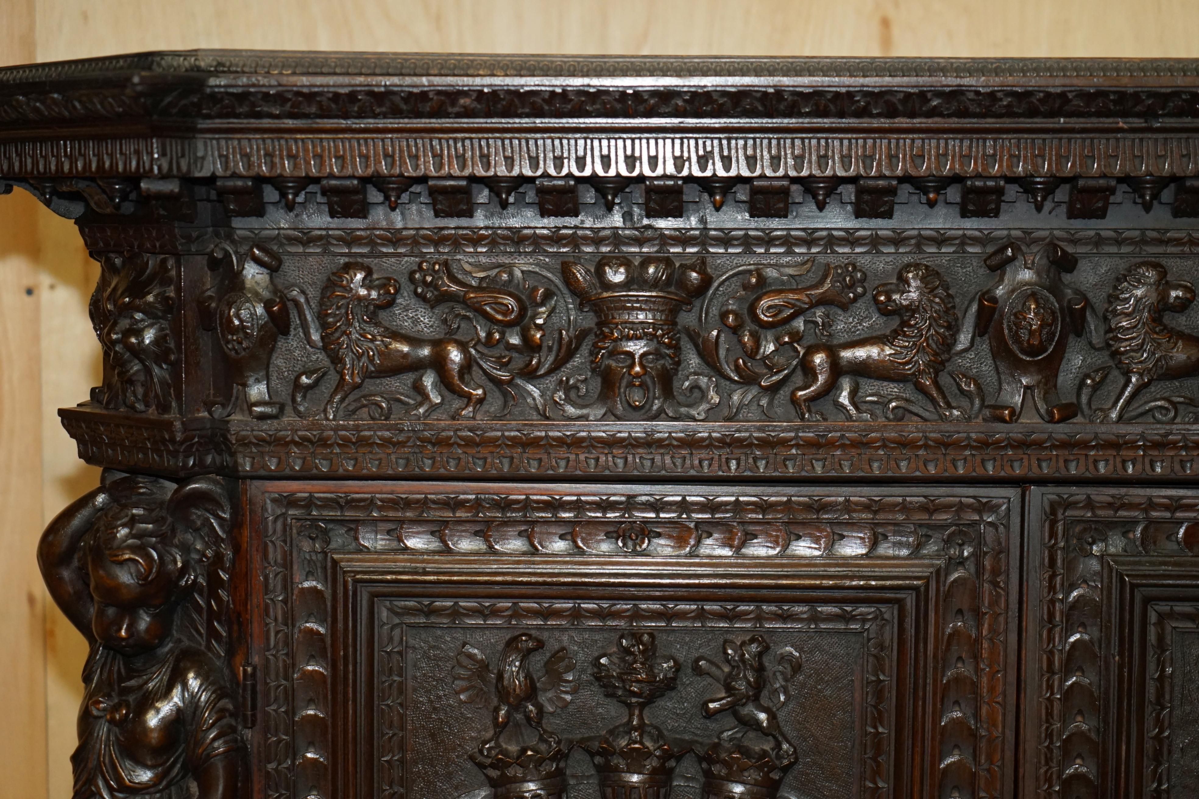 IMPORTANTE ARMARIO ARMORIAL TALLADO NEO RENACIMIENTO ARMARIO ANTIGUO Francés en venta