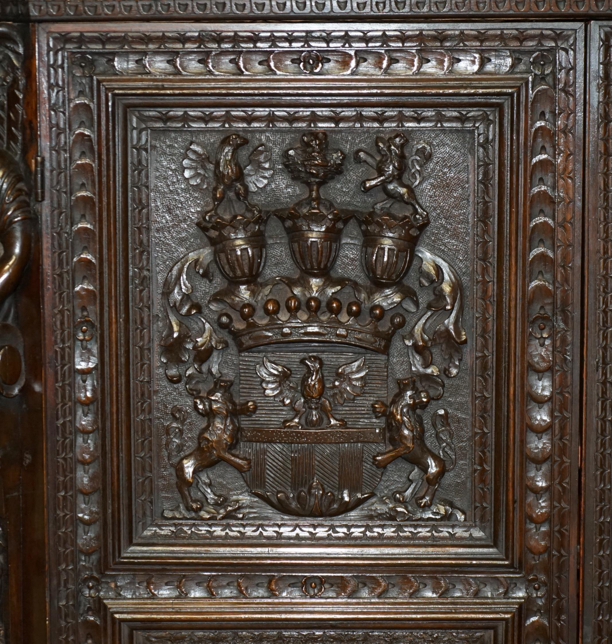 IMPORTANTE ARMARIO ARMORIAL TALLADO NEO RENACIMIENTO ARMARIO ANTIGUO Tallado a mano en venta