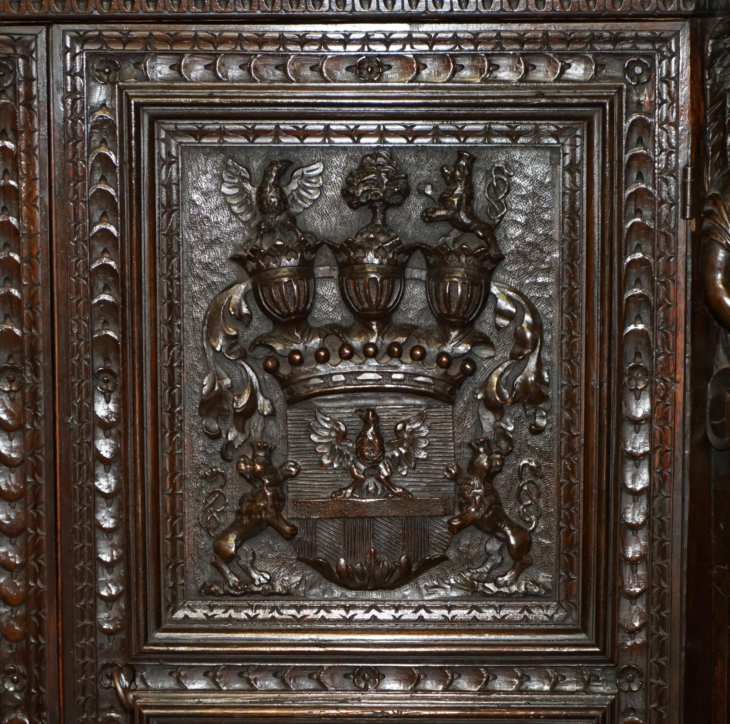 IMPORTANTE ARMARIO ARMORIAL TALLADO NEO RENACIMIENTO ARMARIO ANTIGUO en Bueno estado para la venta en West Sussex, Pulborough