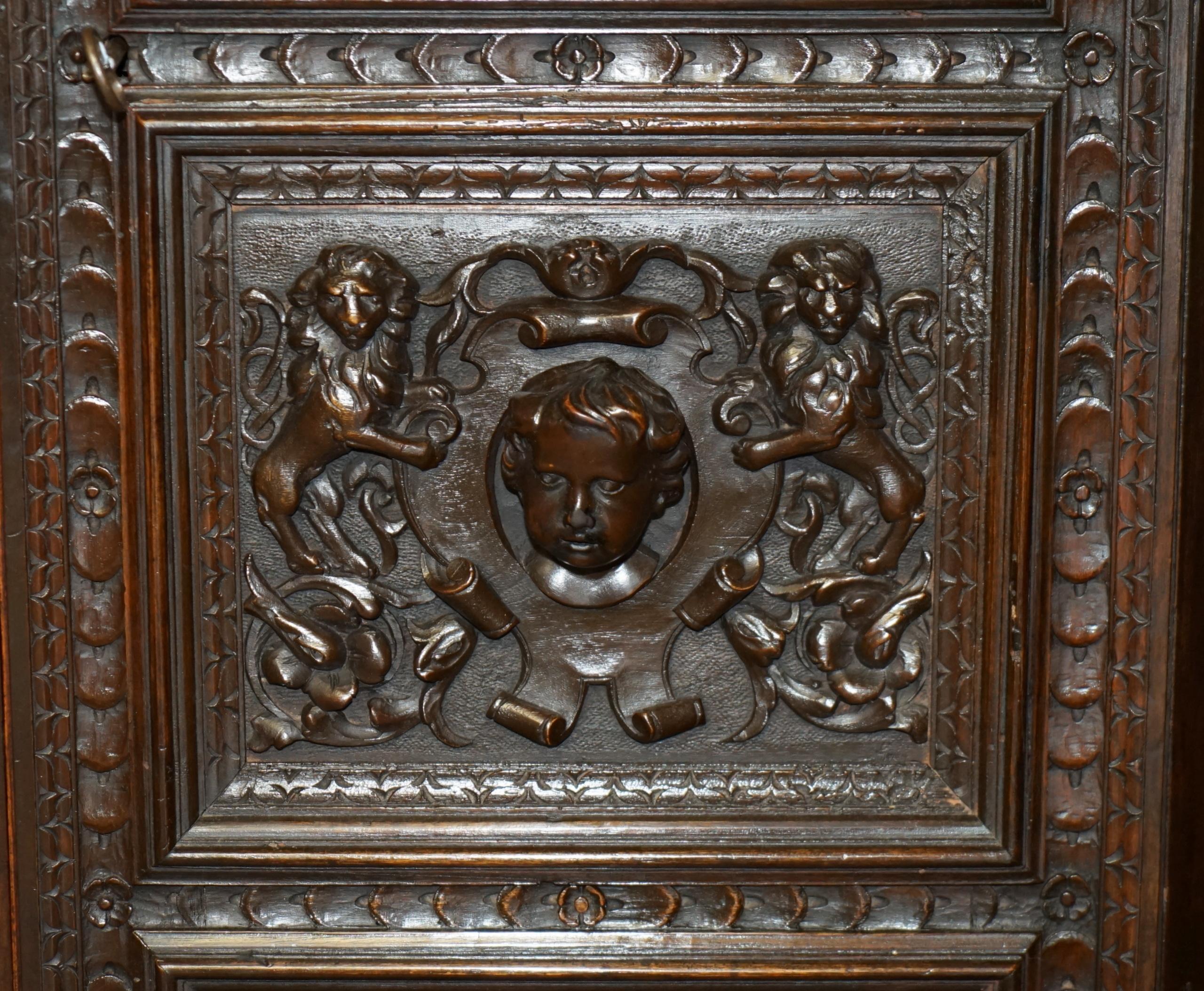 IMPORTANTE ARMARIO ARMORIAL TALLADO NEO RENACIMIENTO ARMARIO ANTIGUO Mediados del siglo XIX en venta