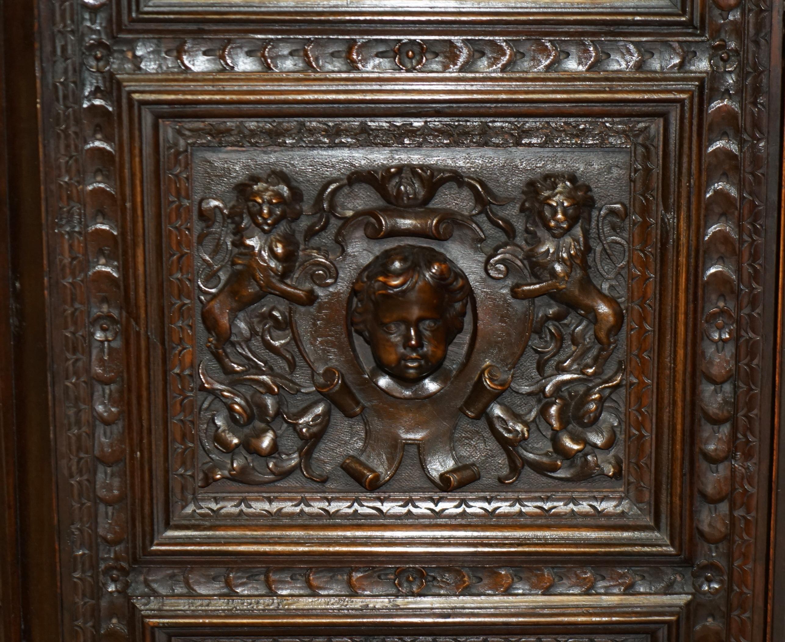 IMPORTANTE ARMARIO ARMORIAL TALLADO NEO RENACIMIENTO ARMARIO ANTIGUO Castaño en venta