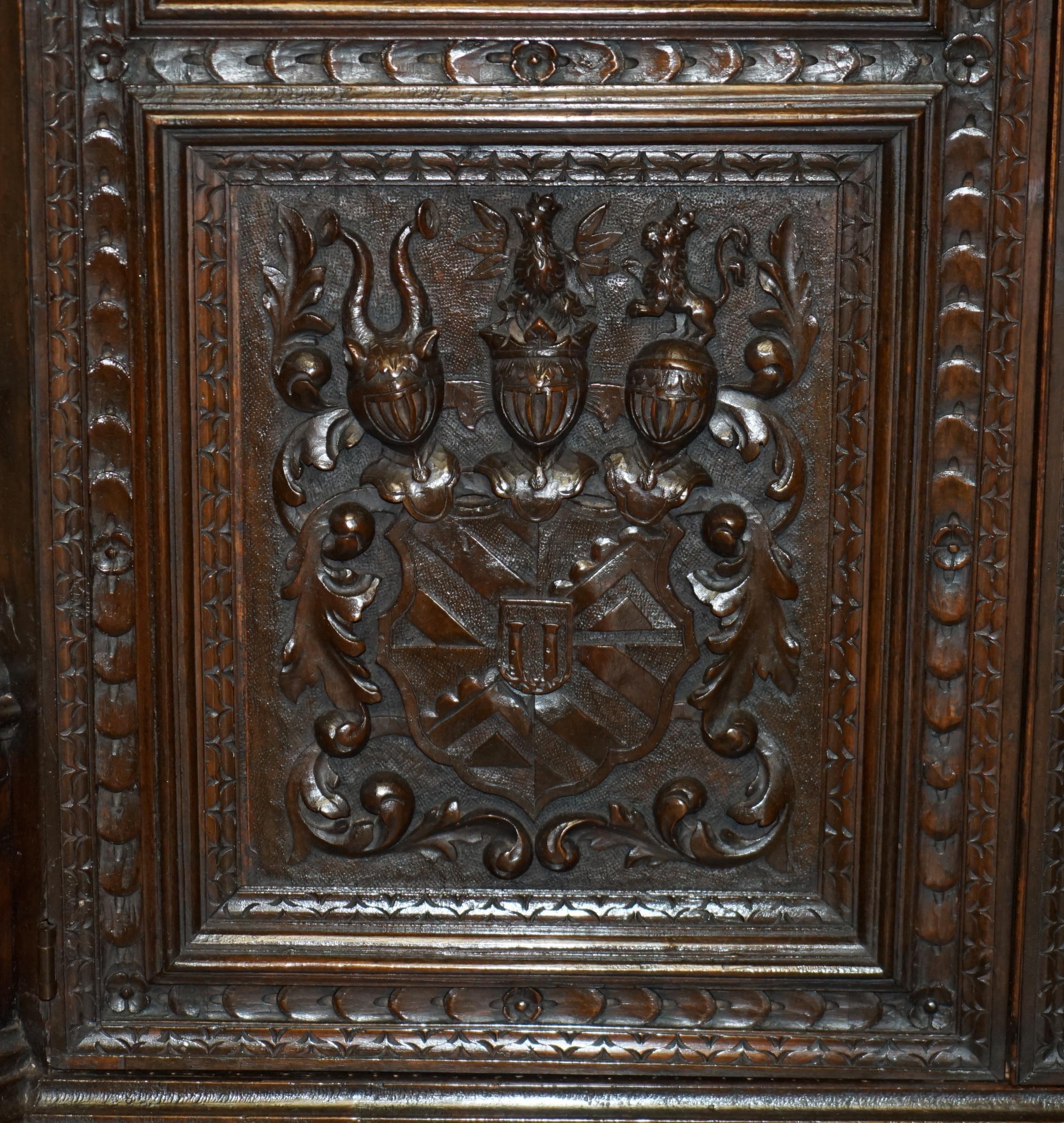 IMPORTANTE ARMARIO ARMORIAL TALLADO NEO RENACIMIENTO ARMARIO ANTIGUO en venta 1