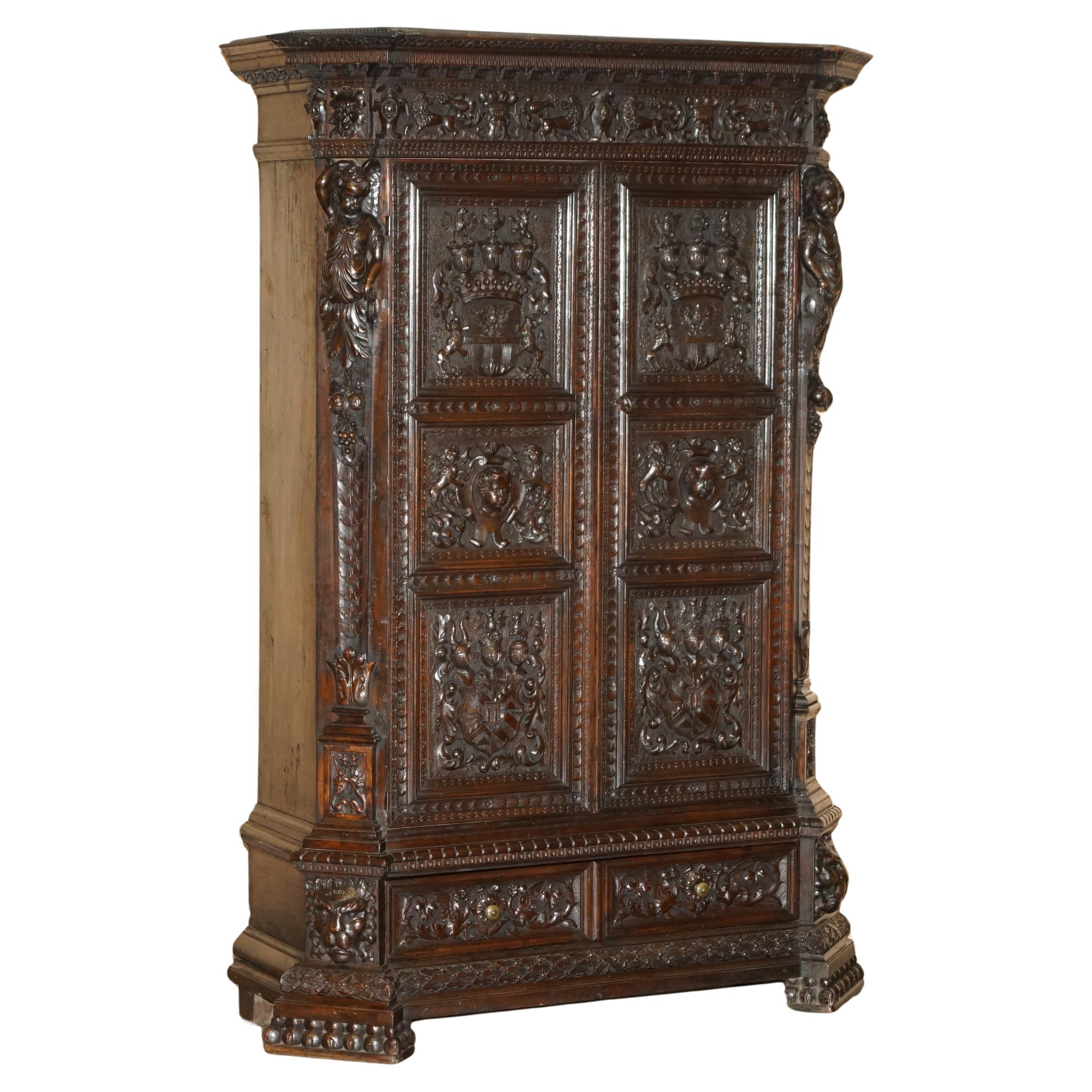 IMPORTANTE ARMARIO ARMORIAL TALLADO NEO RENACIMIENTO ARMARIO ANTIGUO en venta